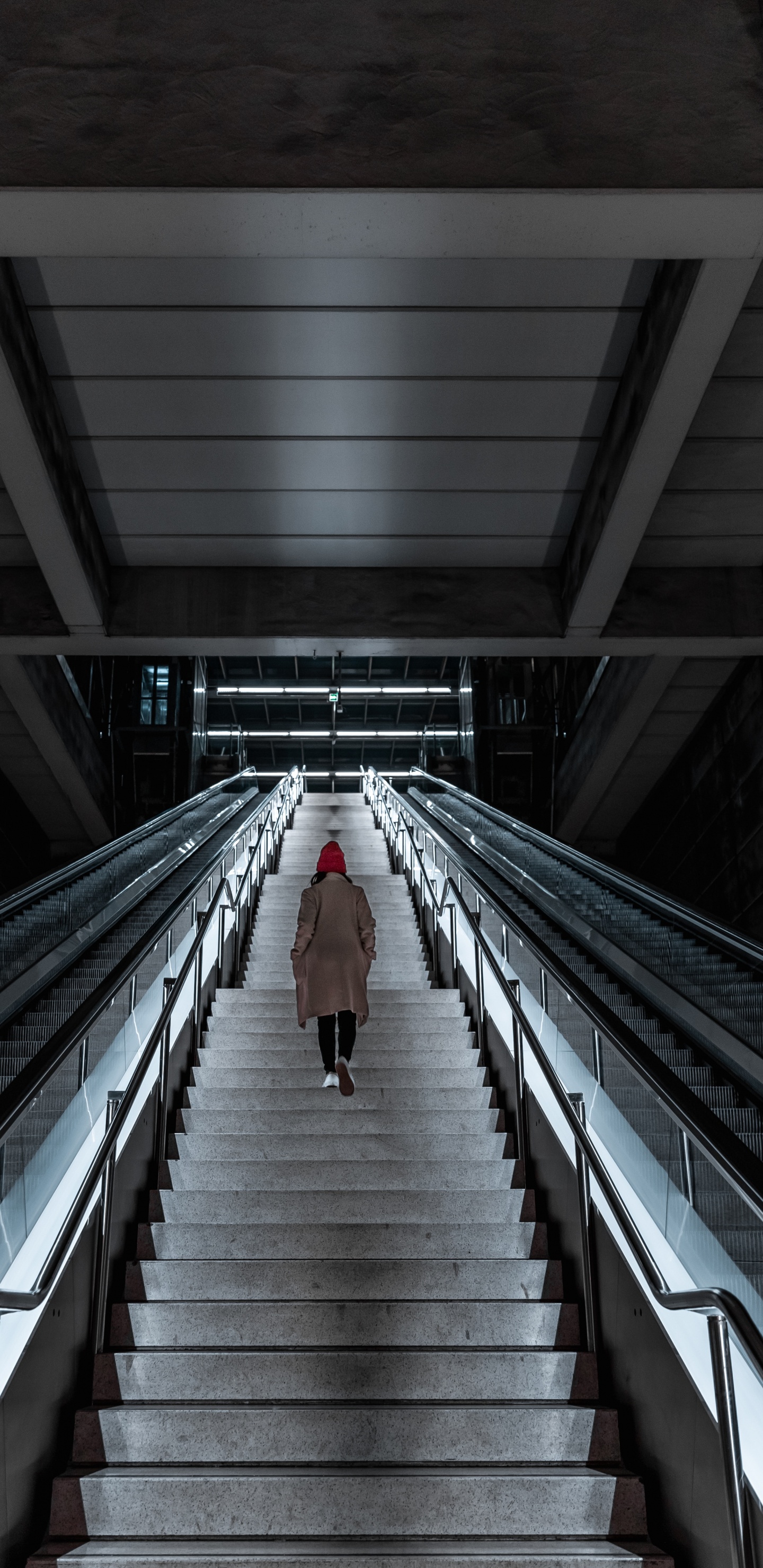 Personne Marchant Sur un Escalator Gris et Noir. Wallpaper in 1440x2960 Resolution