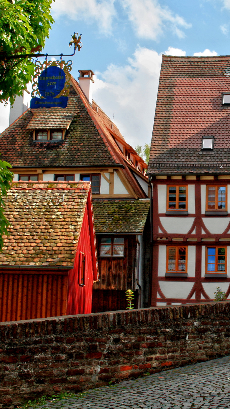 Rotes Und Braunes Betongebäude in Der Nähe Von Grünen Bäumen Tagsüber. Wallpaper in 750x1334 Resolution