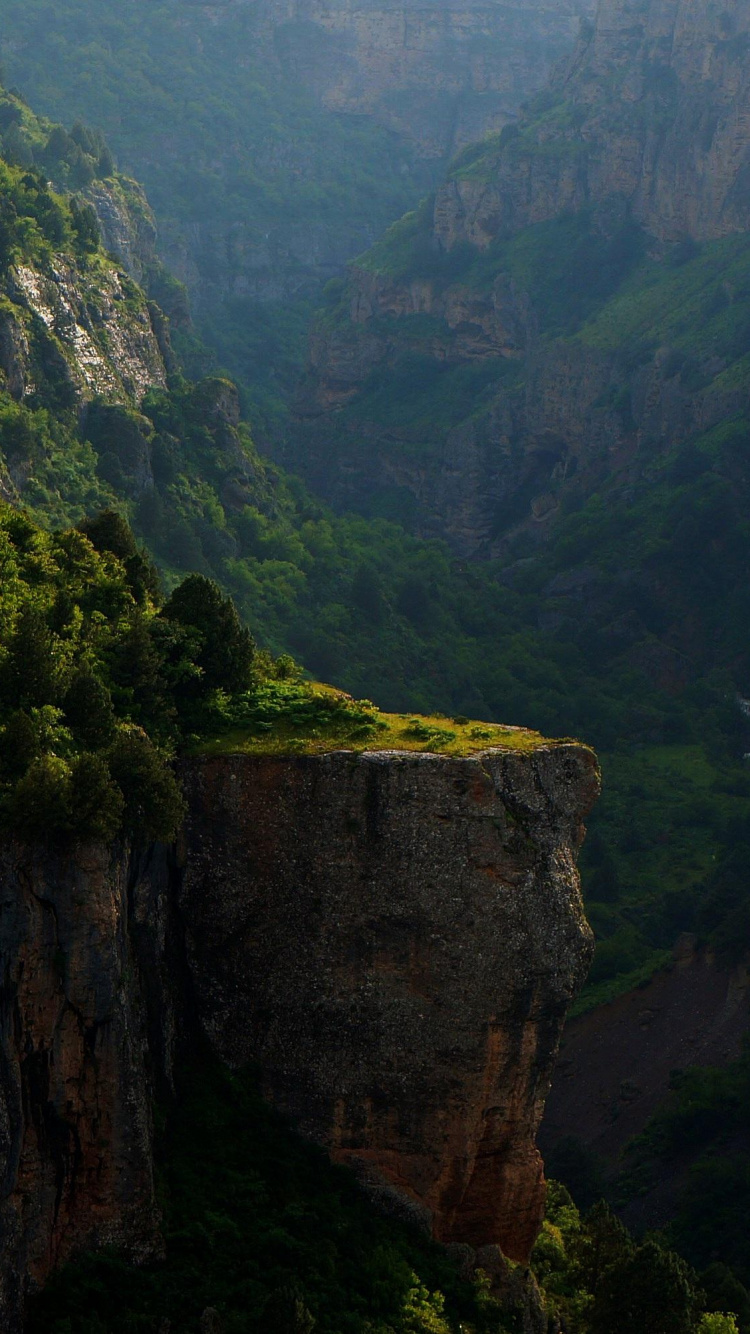 Montaña Verde y Marrón Durante el Día. Wallpaper in 750x1334 Resolution