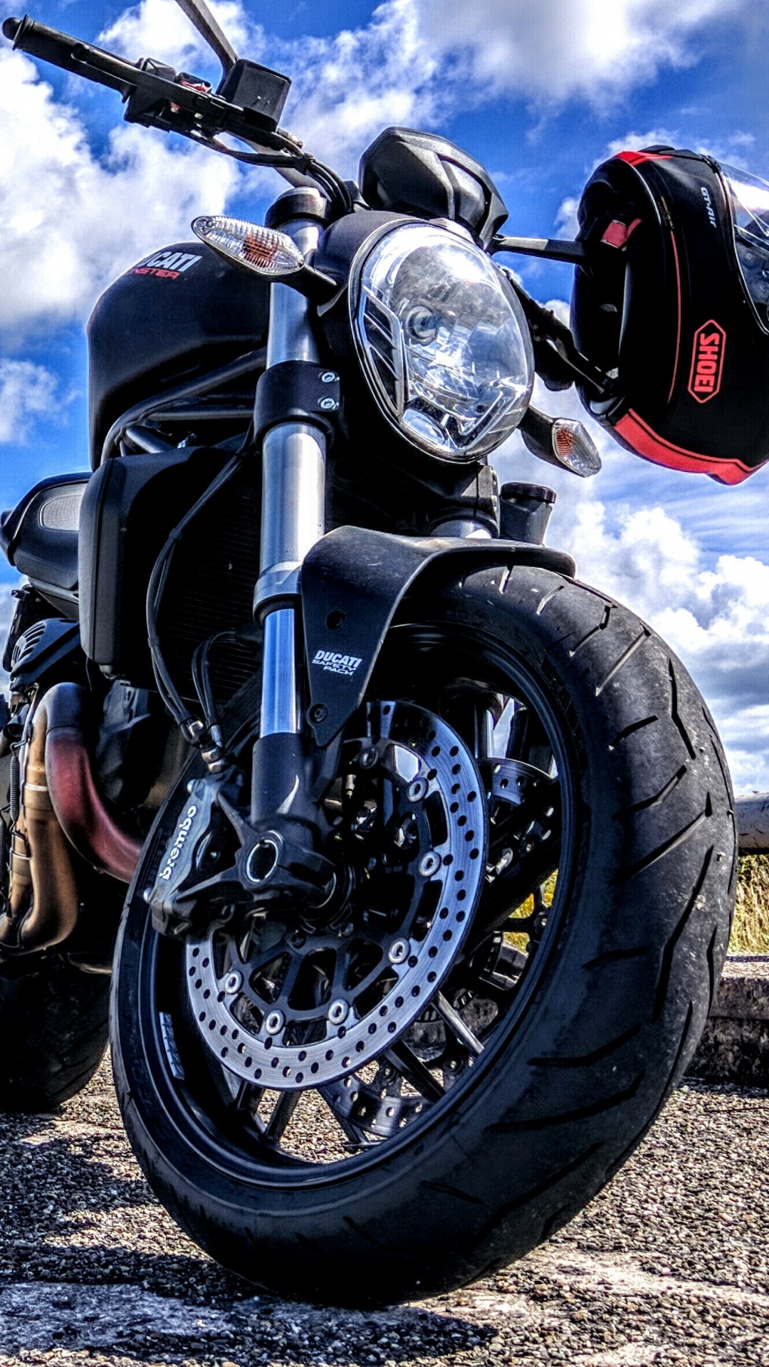 Moto Cruiser Noir et Argent Sur Route Asphaltée Grise Sous un Ciel Nuageux Gris Pendant la Journée. Wallpaper in 1080x1920 Resolution