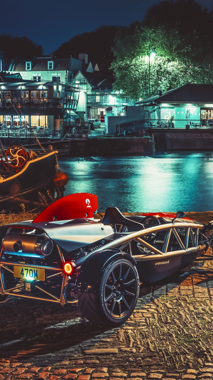 Schwarz-roter Sportwagen, Der Nachts Neben Einem Gewässer Geparkt Ist. Wallpaper in 750x1334 Resolution