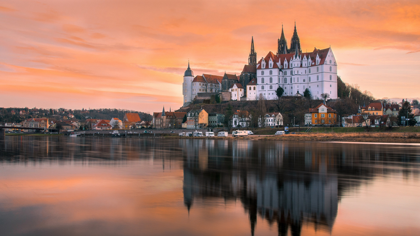 Bâtiment en Béton Blanc et Marron Près D'un Plan D'eau Pendant la Journée. Wallpaper in 1366x768 Resolution