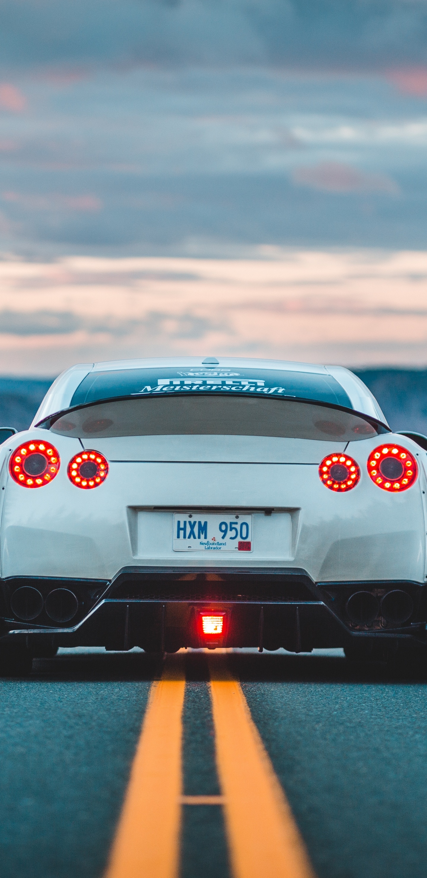 Weißer Porsche 911 Tagsüber Unterwegs. Wallpaper in 1440x2960 Resolution