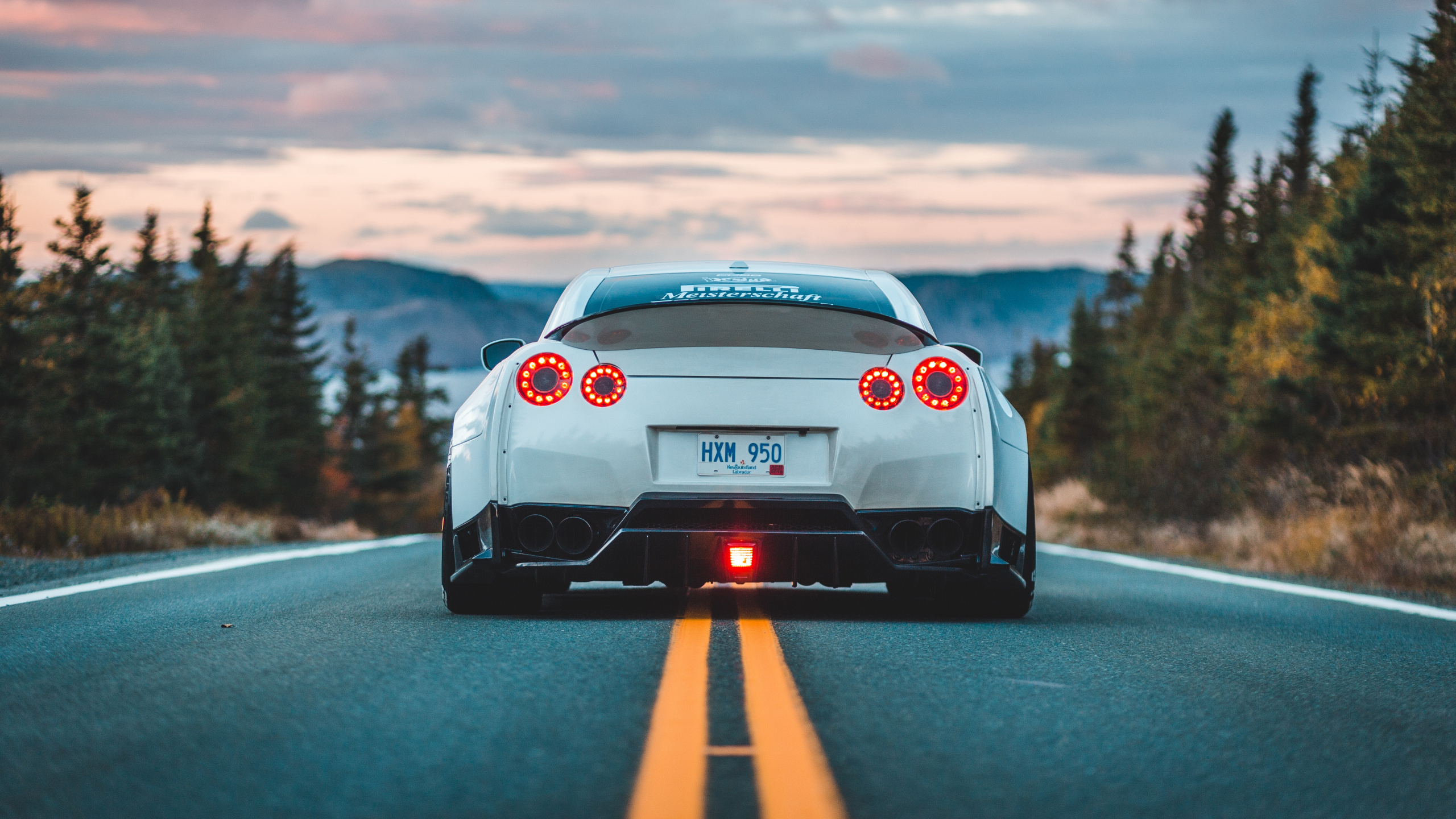 Weißer Porsche 911 Tagsüber Unterwegs. Wallpaper in 2560x1440 Resolution