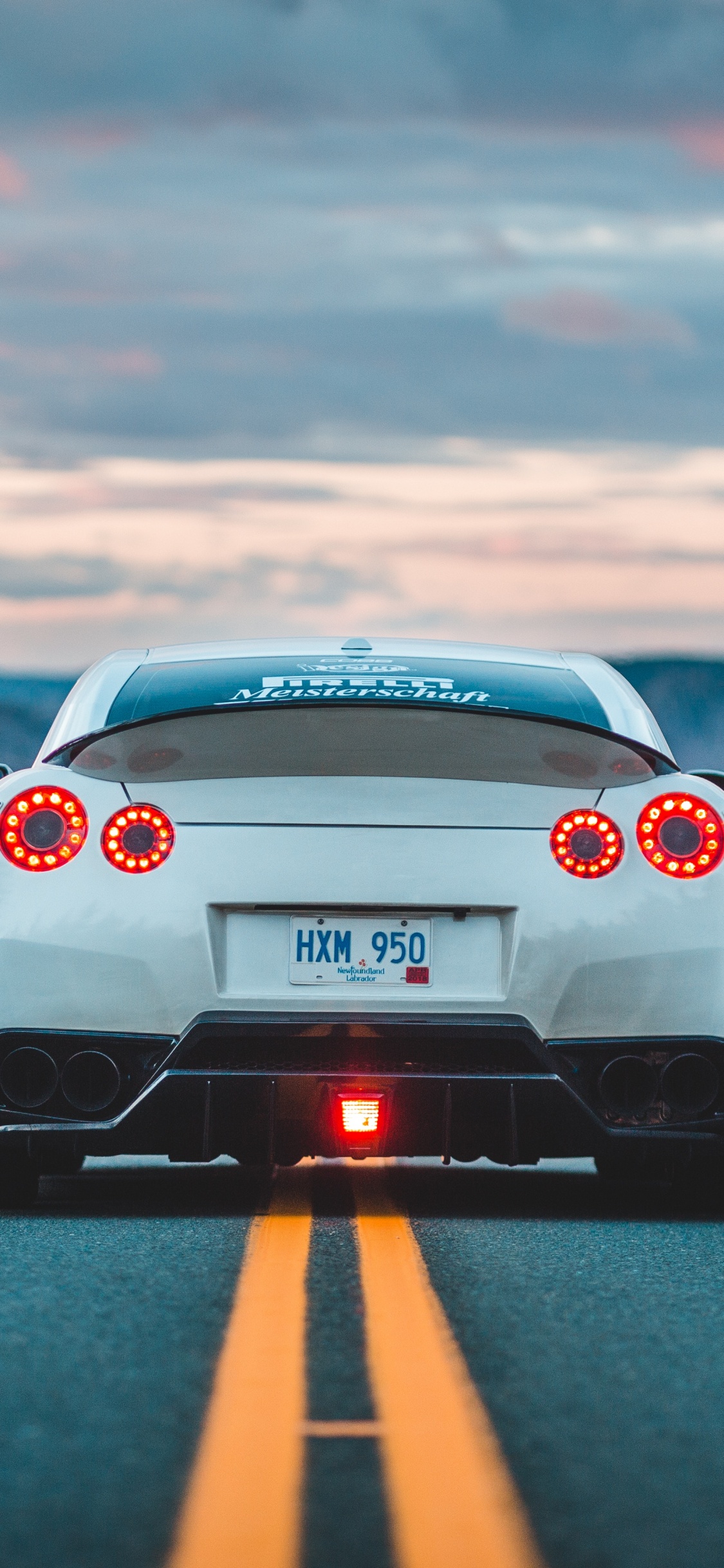 Porsche 911 Blanche Sur Route Pendant la Journée. Wallpaper in 1125x2436 Resolution