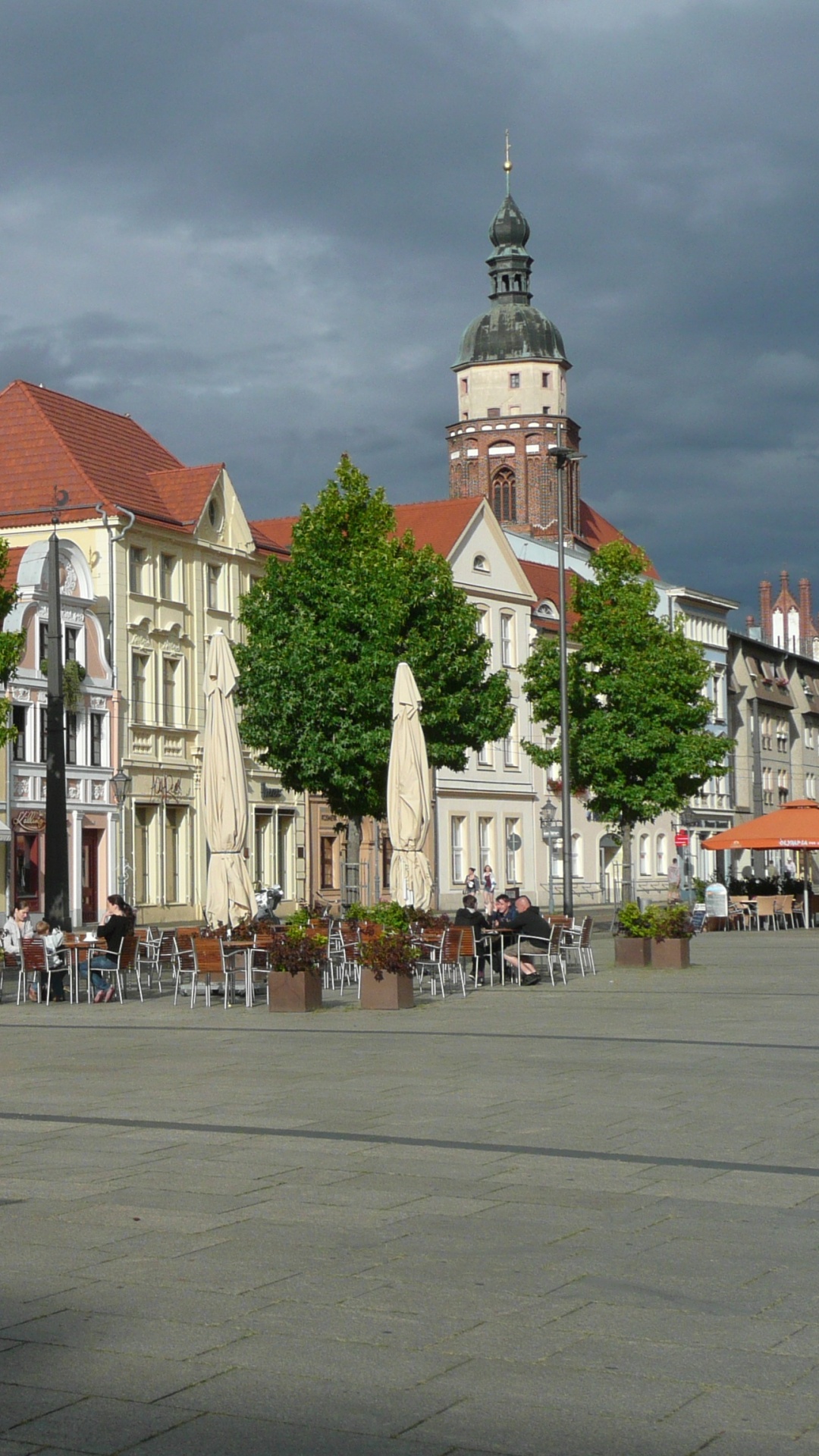 Menschen, Die Tagsüber Auf Der Straße in Der Nähe Des Weißen Und Roten Betongebäudes Gehen. Wallpaper in 1080x1920 Resolution