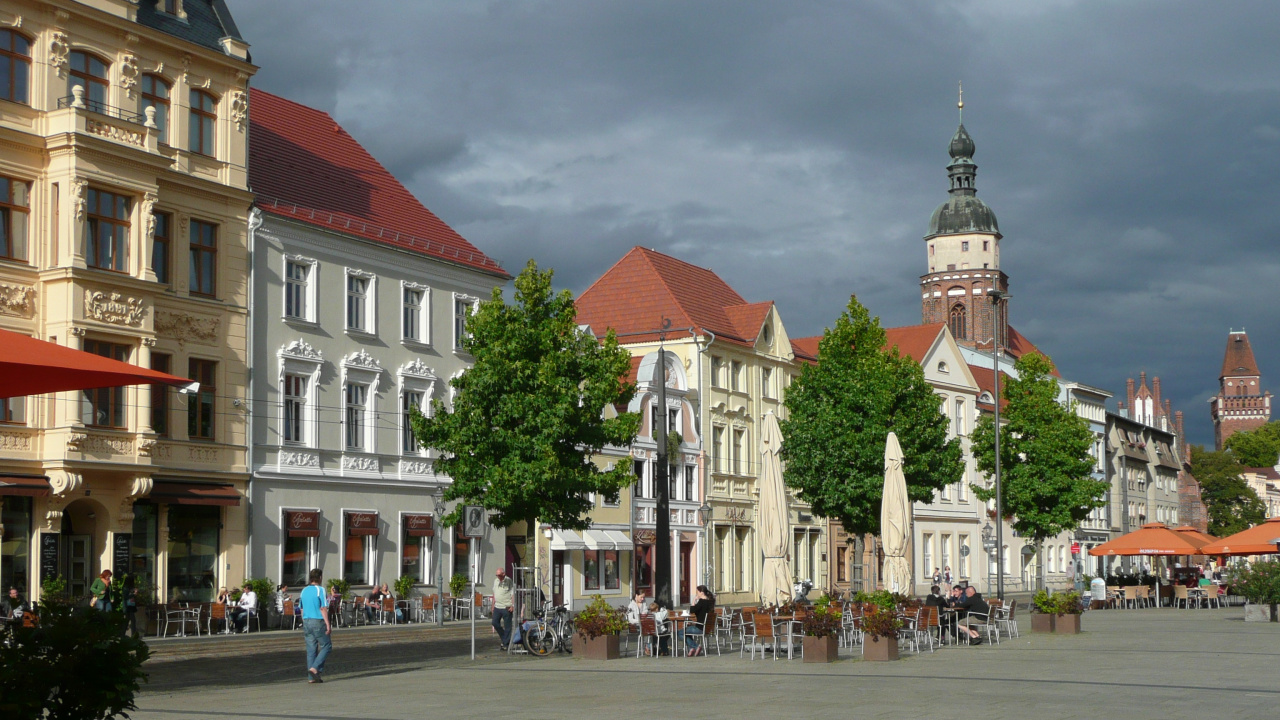 Menschen, Die Tagsüber Auf Der Straße in Der Nähe Des Weißen Und Roten Betongebäudes Gehen. Wallpaper in 1280x720 Resolution