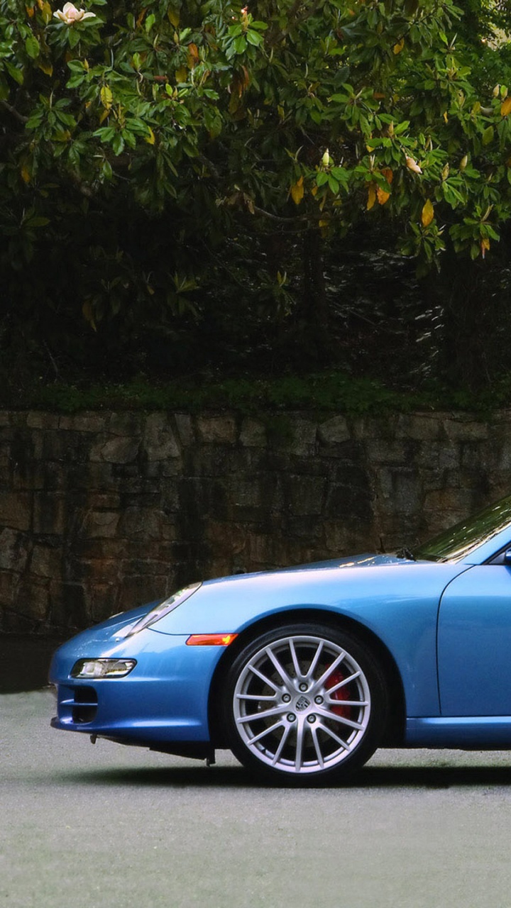 Coche Azul Aparcado Cerca de Árboles Verdes Durante el Día. Wallpaper in 720x1280 Resolution