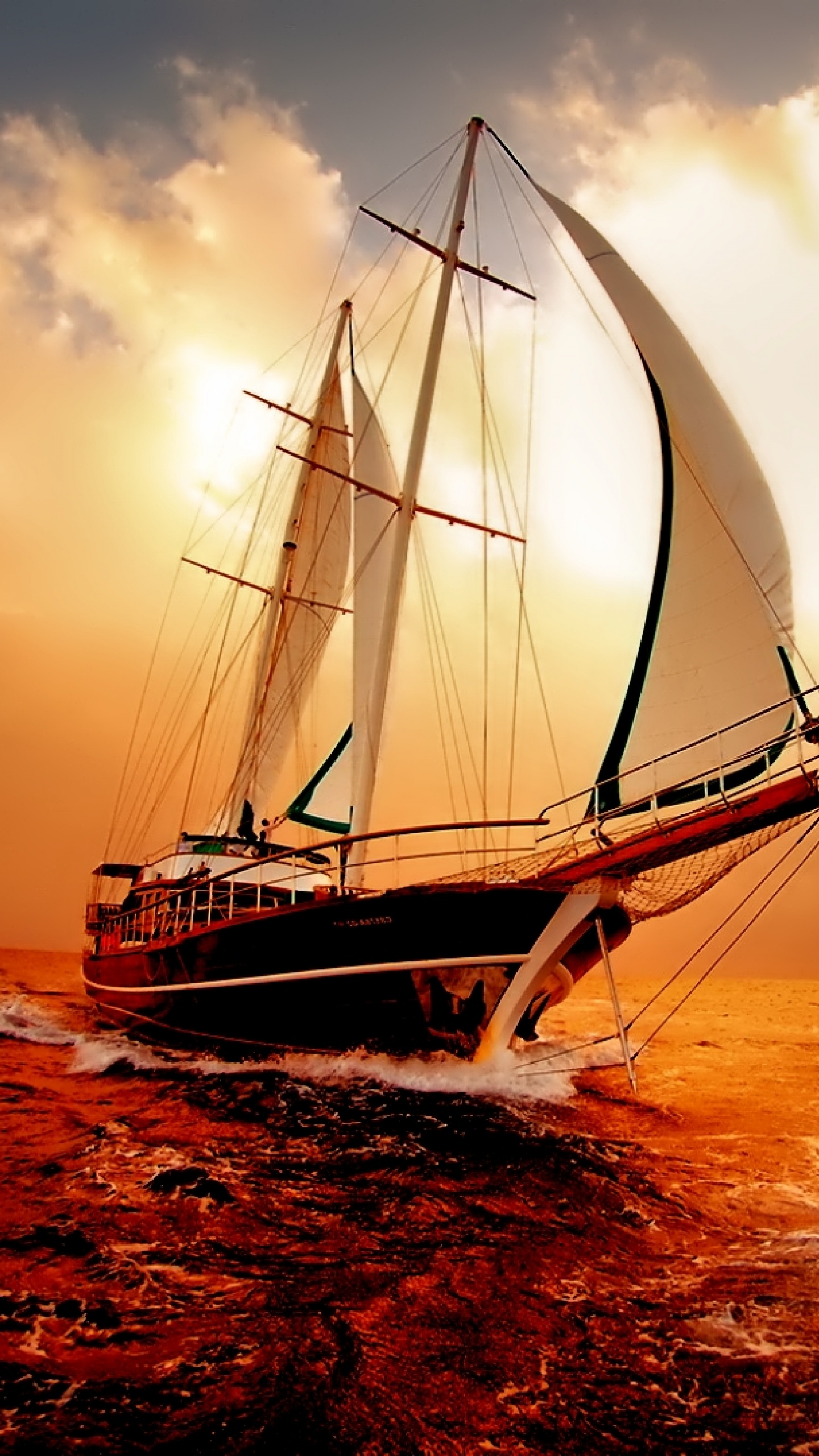 Weißes Segelboot Auf Dem Meer Bei Sonnenuntergang. Wallpaper in 1440x2560 Resolution