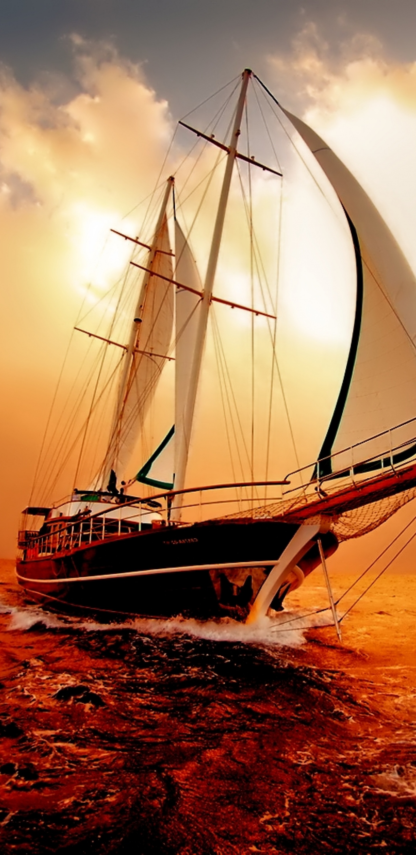 Weißes Segelboot Auf Dem Meer Bei Sonnenuntergang. Wallpaper in 1440x2960 Resolution
