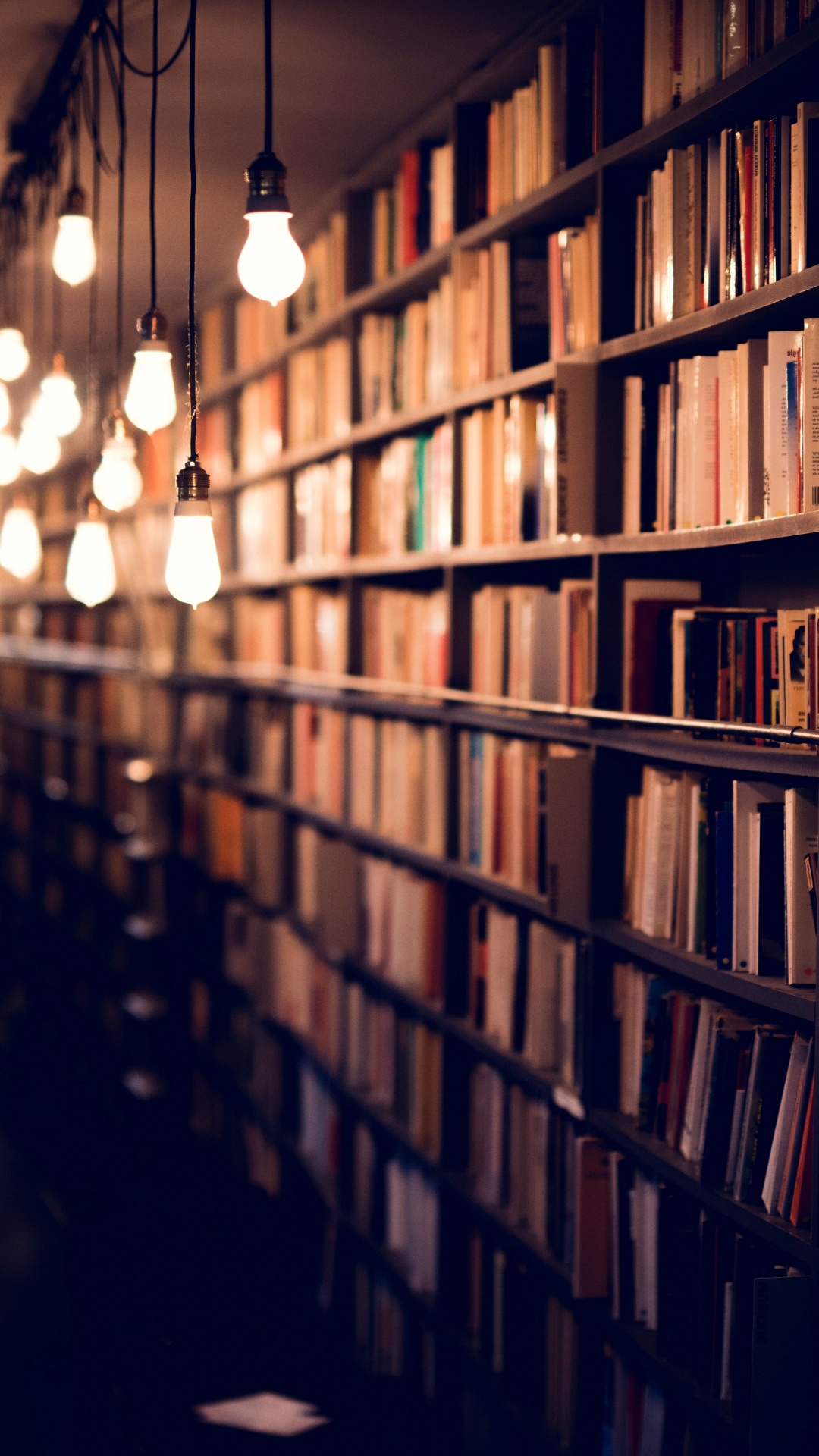 Braune Bücherregale Aus Holz Mit Licht im Zimmer. Wallpaper in 1080x1920 Resolution