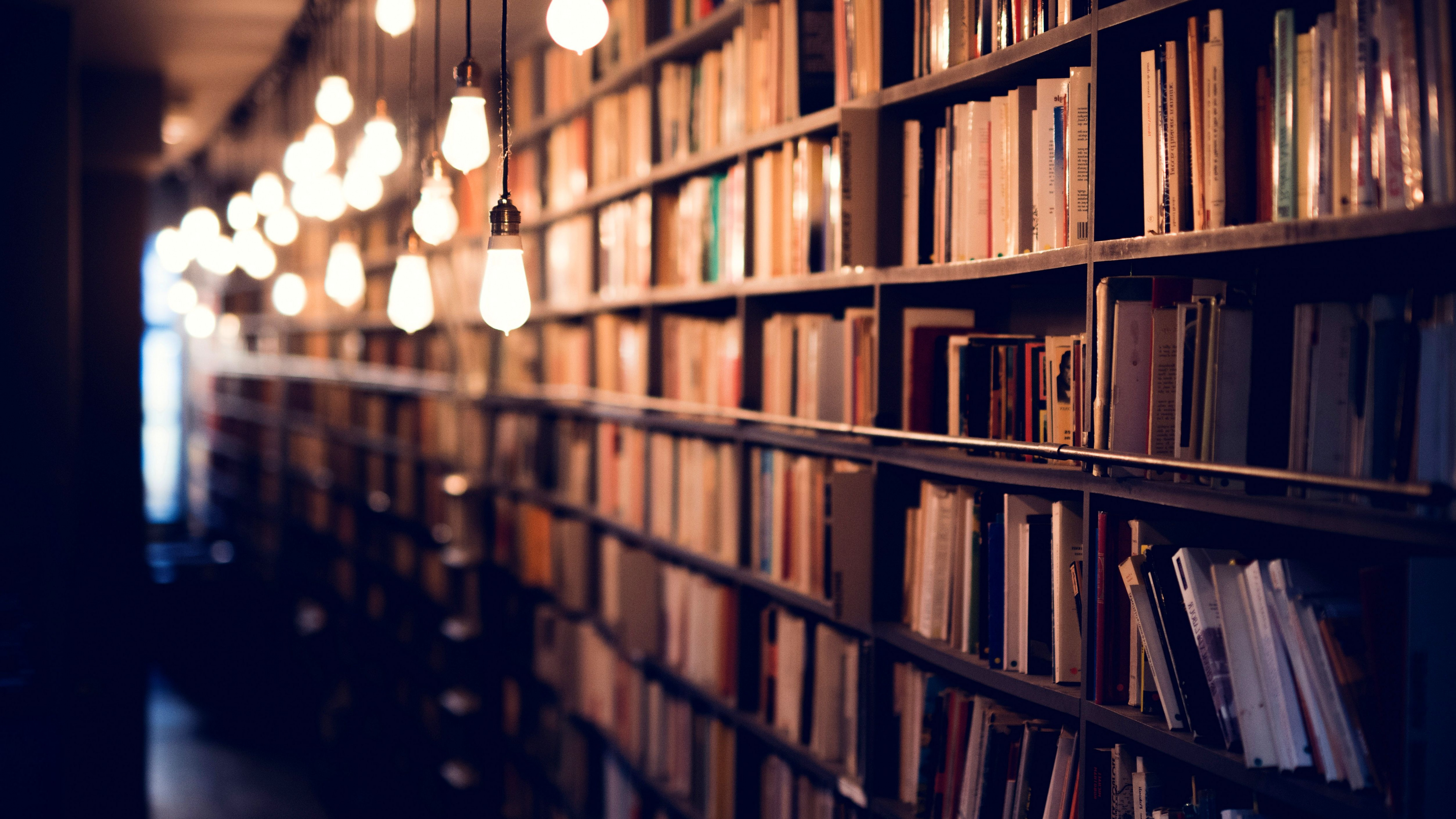 Braune Bücherregale Aus Holz Mit Licht im Zimmer. Wallpaper in 3840x2160 Resolution