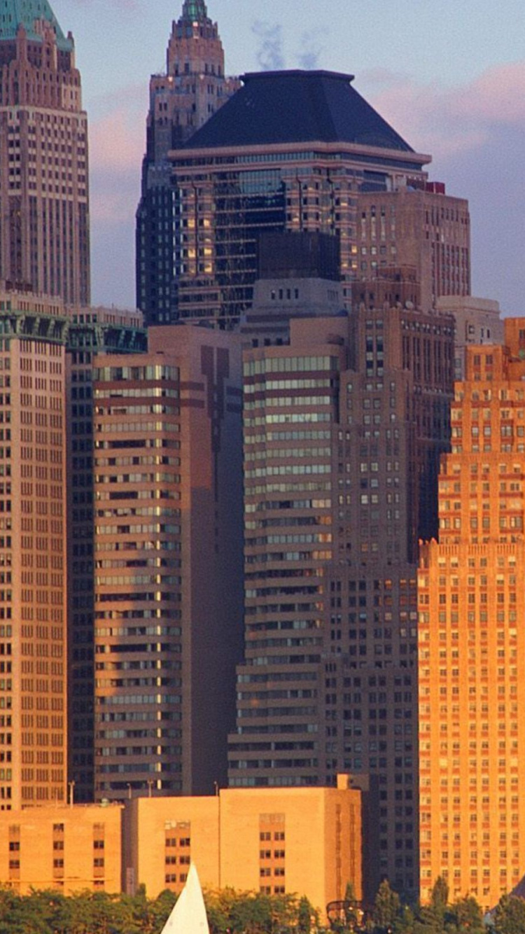 Immeubles de Grande Hauteur Marron et Blanc Pendant la Journée. Wallpaper in 750x1334 Resolution