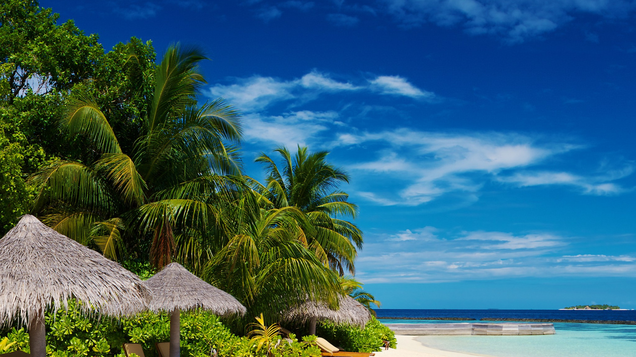 Cabane de Nipa Brune Sur la Plage de Sable Blanc Pendant la Journée. Wallpaper in 1280x720 Resolution