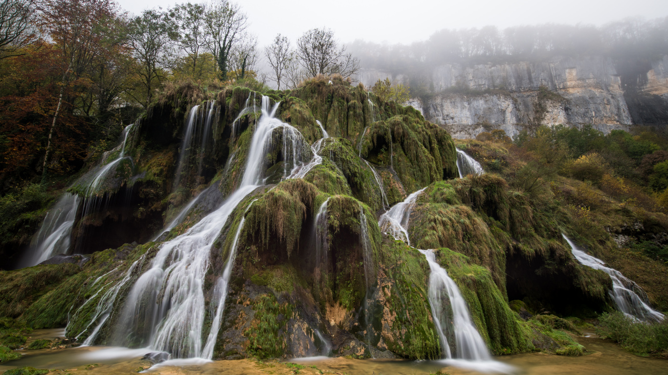 Cascadas en la Montaña Rocosa Marrón Durante el Día. Wallpaper in 1366x768 Resolution