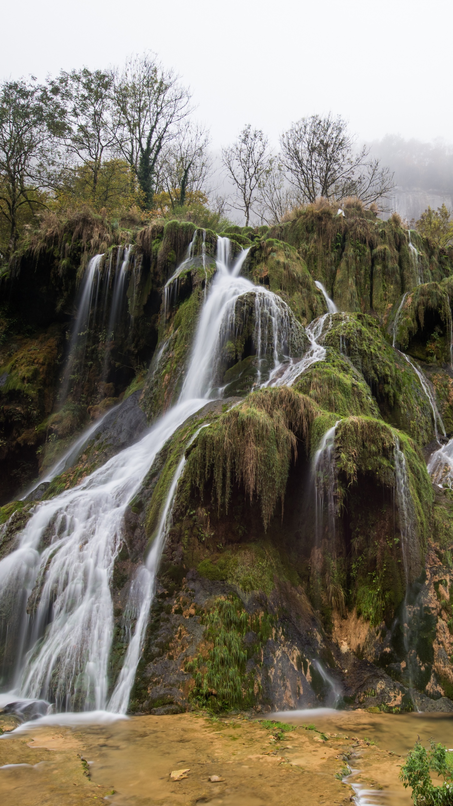 Cascadas en la Montaña Rocosa Marrón Durante el Día. Wallpaper in 1440x2560 Resolution