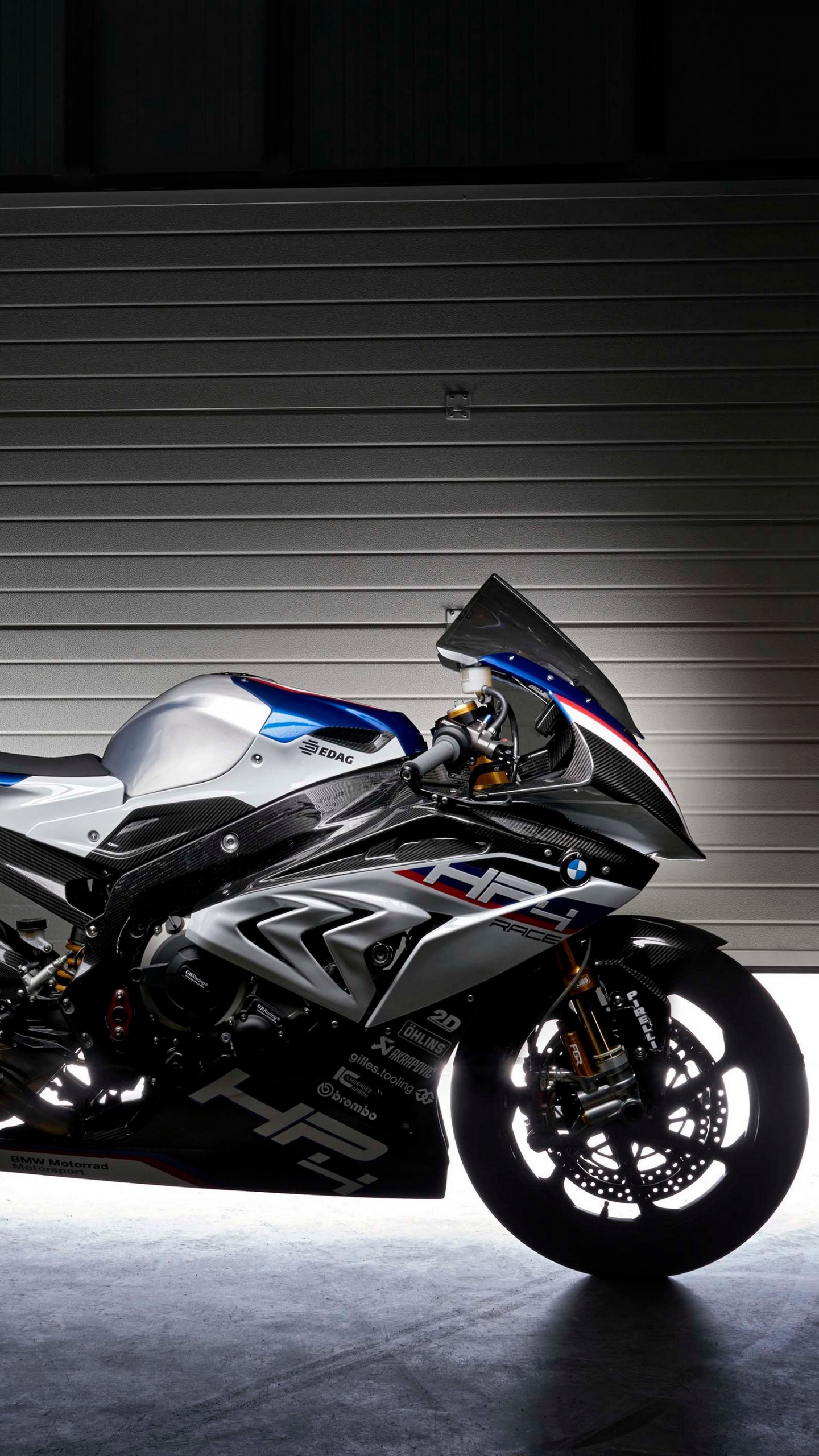 Schwarzes Und Silbernes Sportrad. Wallpaper in 1440x2560 Resolution