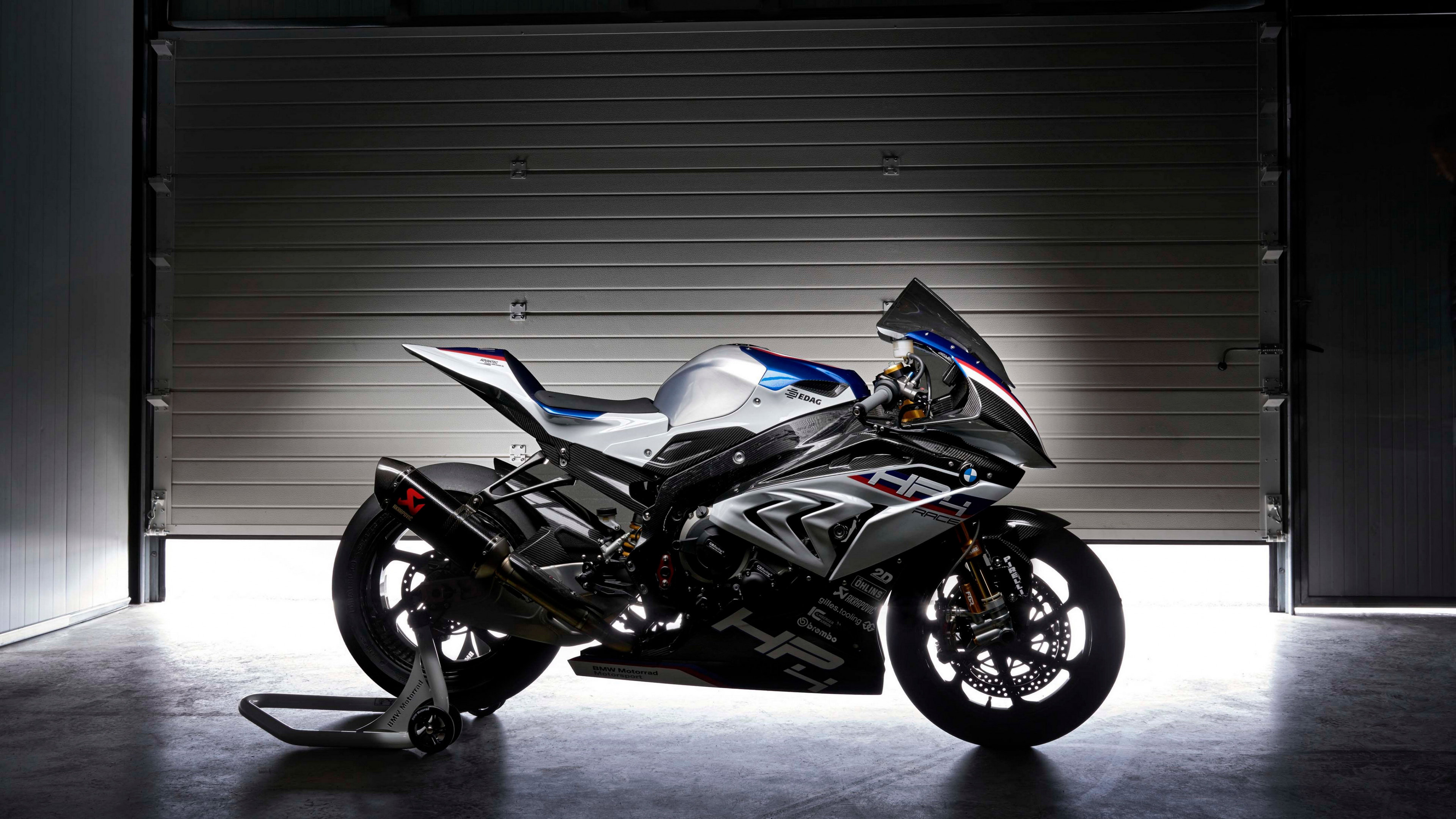 Black and Silver Sports Bike. Wallpaper in 3840x2160 Resolution