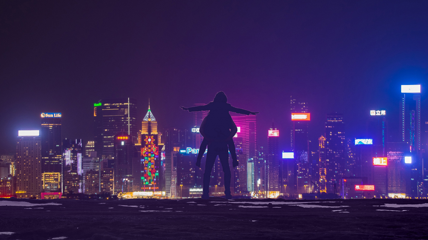 Mann in Schwarzer Jacke, Der Nachts Auf Der Straße Steht. Wallpaper in 1366x768 Resolution