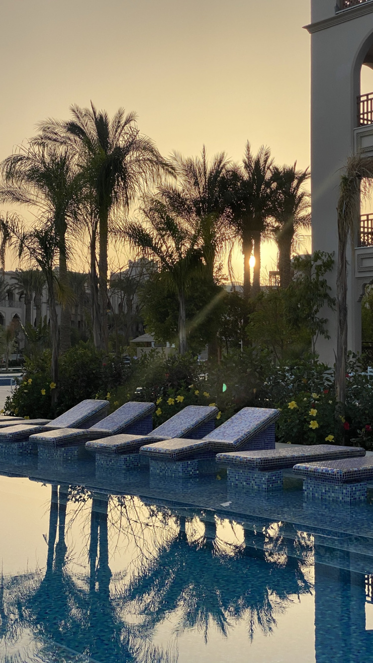 Réflexion, Eau, la Journée, Propriété, Lumière. Wallpaper in 750x1334 Resolution