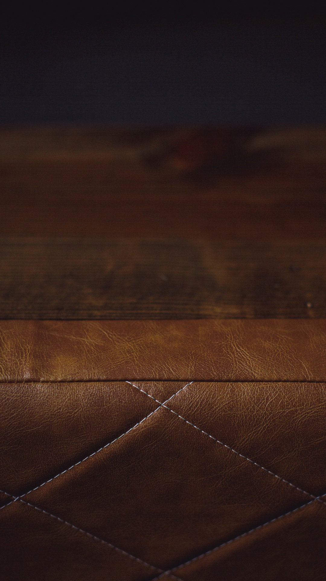 Textile en Cuir Marron Sur Table en Bois Marron. Wallpaper in 1080x1920 Resolution
