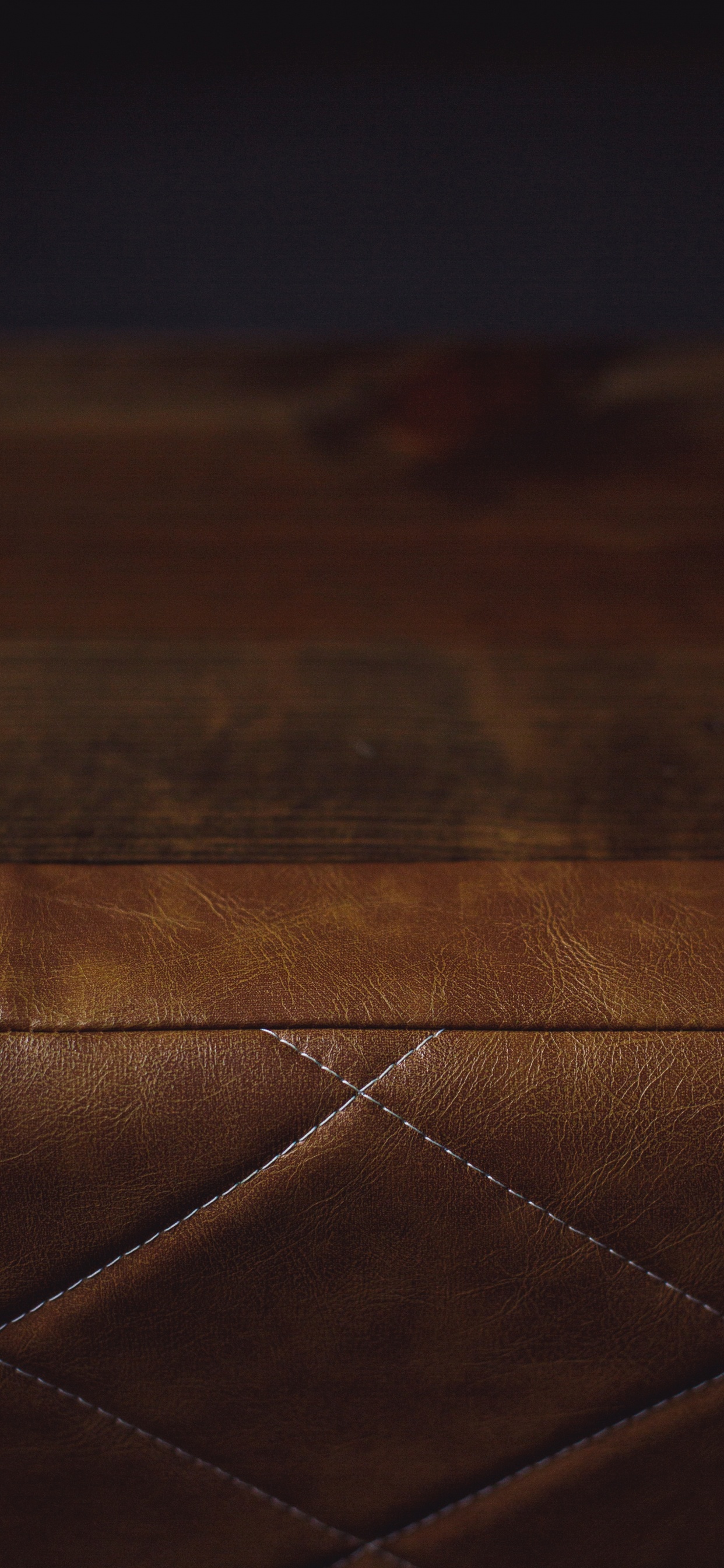 Textile en Cuir Marron Sur Table en Bois Marron. Wallpaper in 1242x2688 Resolution