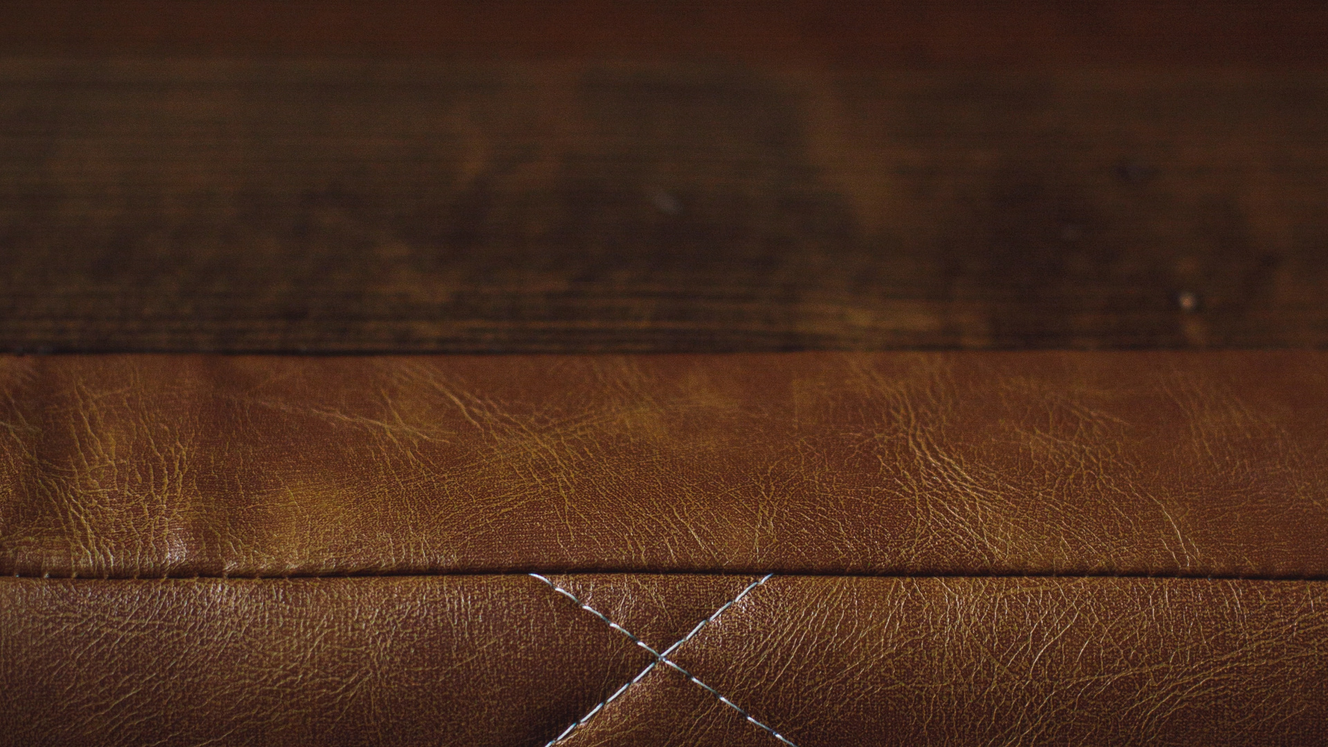 Textile en Cuir Marron Sur Table en Bois Marron. Wallpaper in 1920x1080 Resolution
