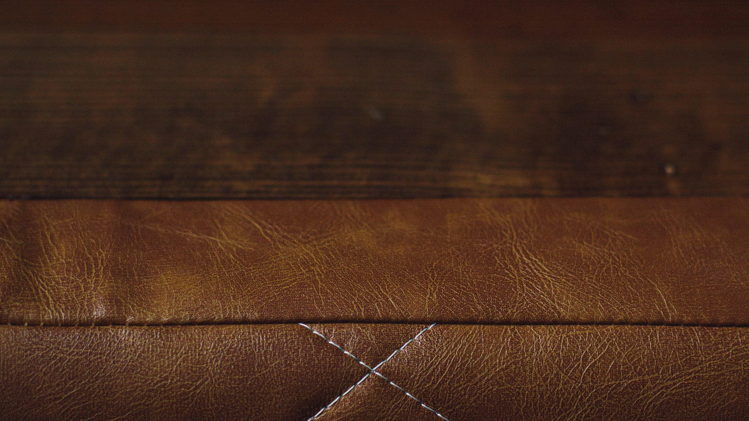 Textile en Cuir Marron Sur Table en Bois Marron. Wallpaper in 2560x1440 Resolution