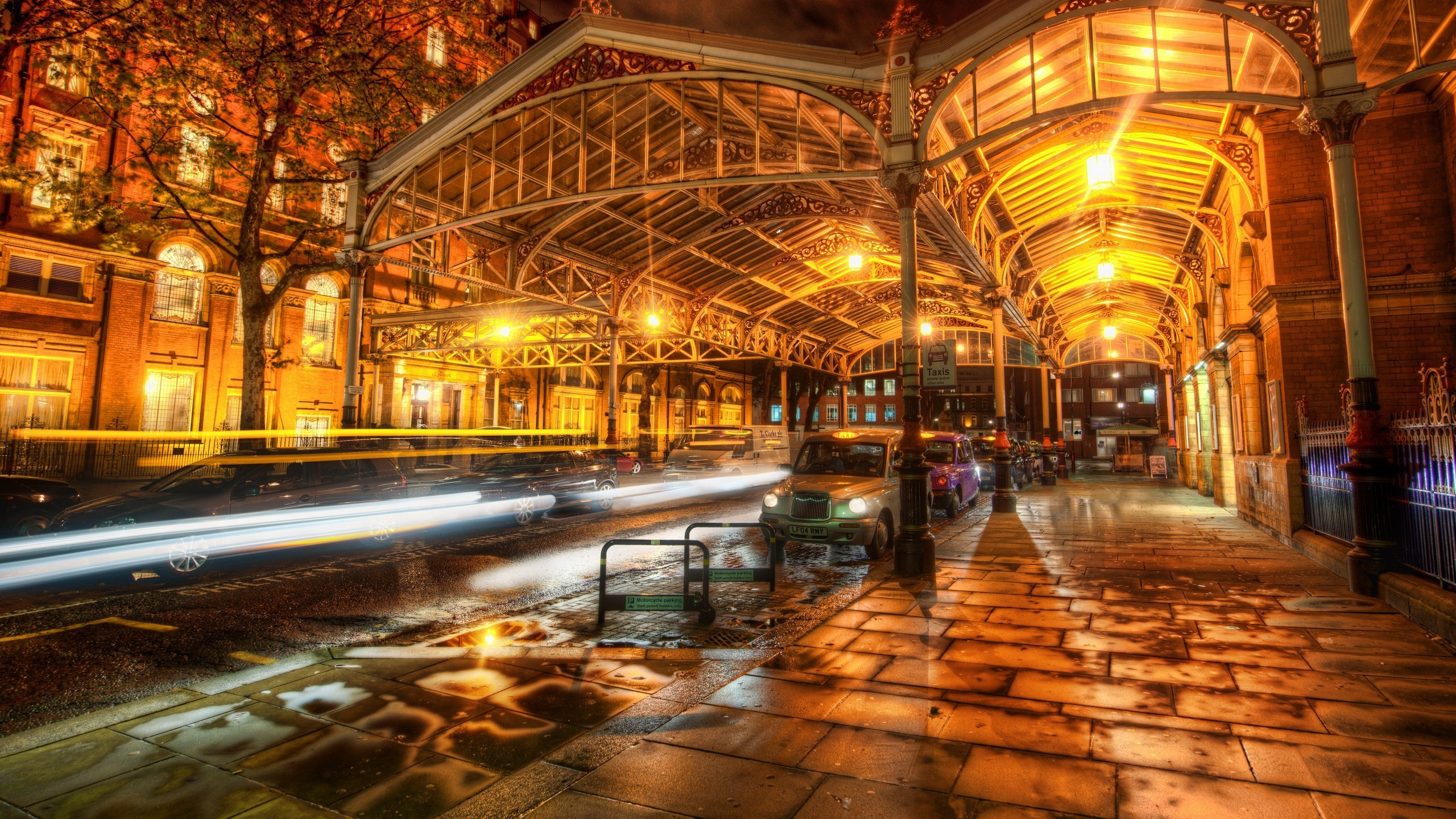 Brown and White Concrete Building During Night Time. Wallpaper in 2560x1440 Resolution