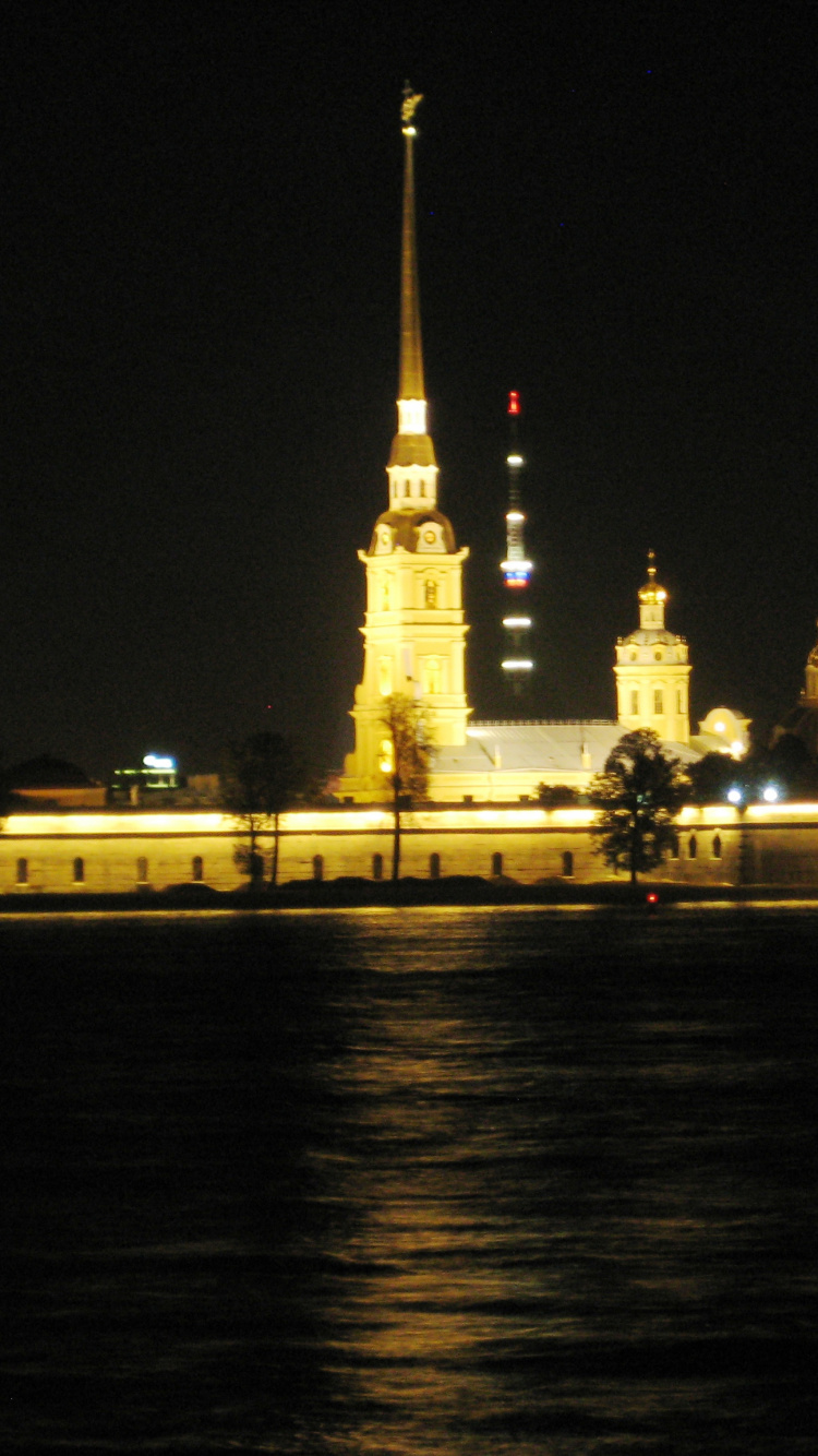Edificio de Hormigón Blanco Durante la Noche. Wallpaper in 750x1334 Resolution