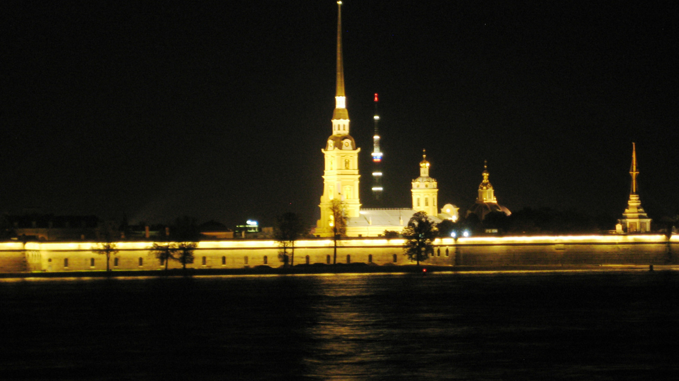 Weißes Betongebäude Während Der Nacht. Wallpaper in 1366x768 Resolution