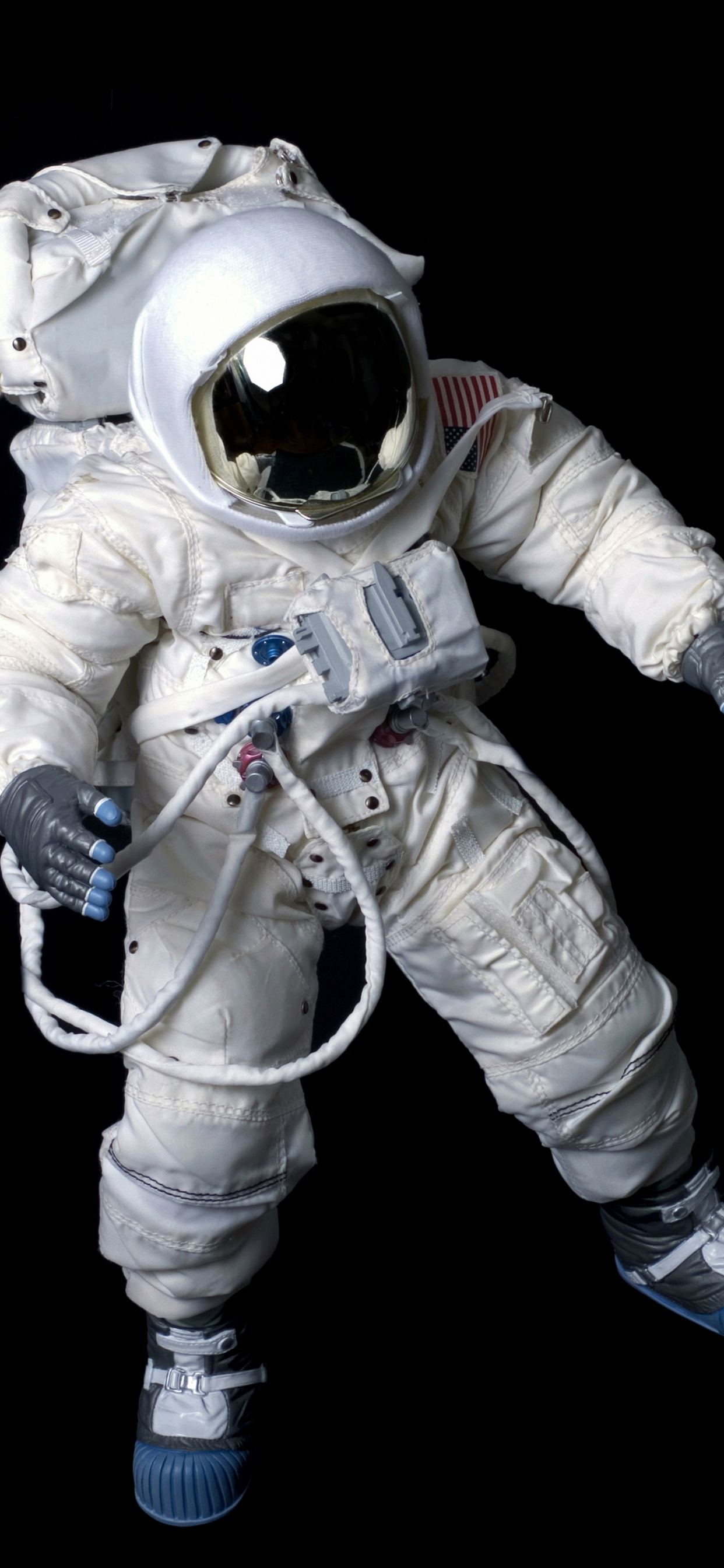 Person im Weißen Und Schwarzen Anzug. Wallpaper in 1242x2688 Resolution