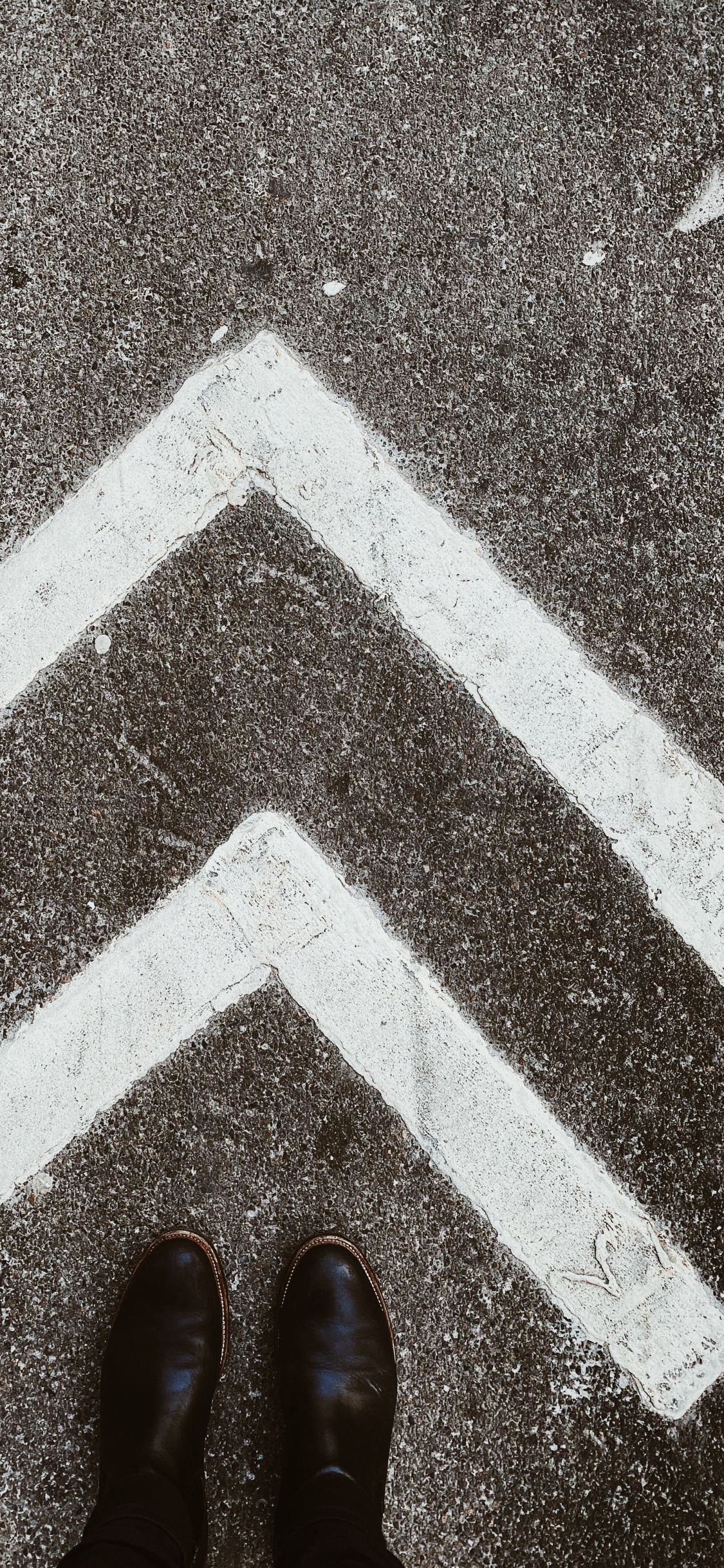 Person Mit Braunen Lederschuhen, Die Auf Grauem Betonpflaster Steht. Wallpaper in 1125x2436 Resolution