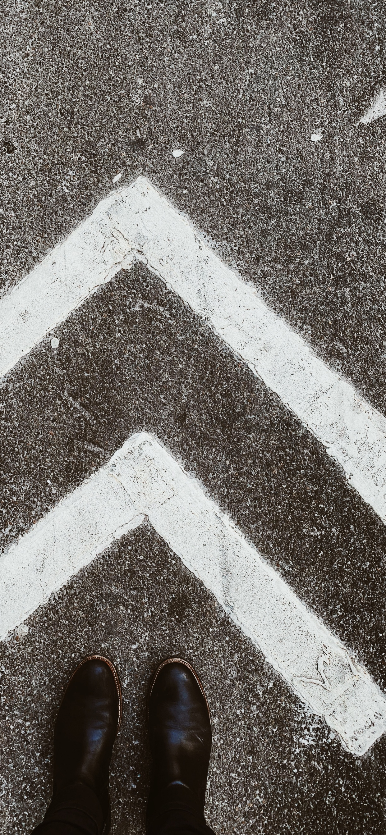 Person Mit Braunen Lederschuhen, Die Auf Grauem Betonpflaster Steht. Wallpaper in 1242x2688 Resolution