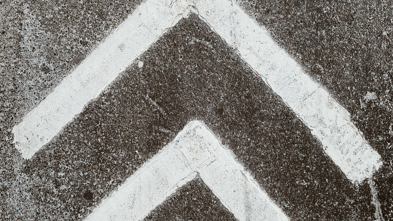 Person Mit Braunen Lederschuhen, Die Auf Grauem Betonpflaster Steht. Wallpaper in 1280x720 Resolution