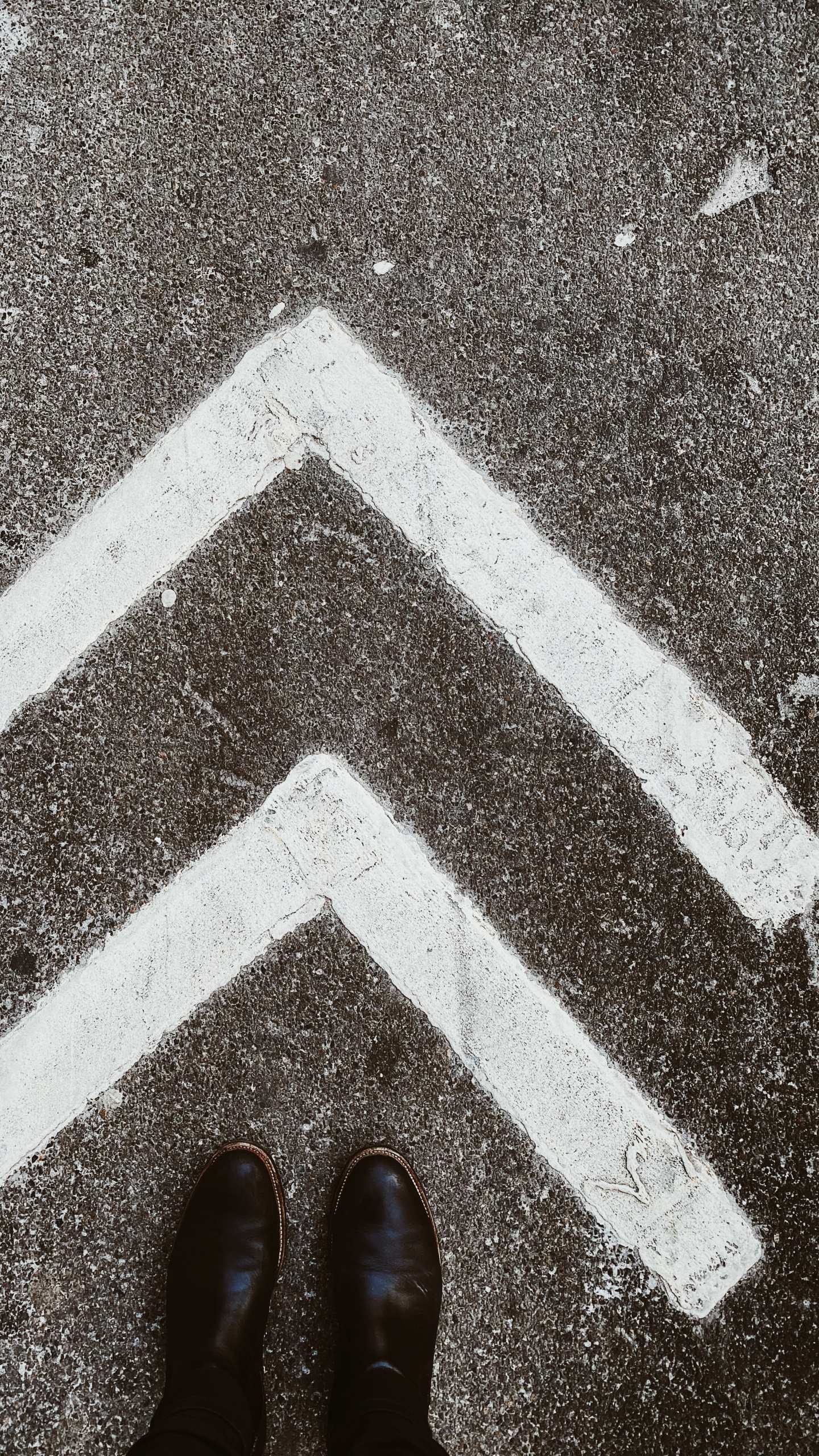 Person Mit Braunen Lederschuhen, Die Auf Grauem Betonpflaster Steht. Wallpaper in 1440x2560 Resolution
