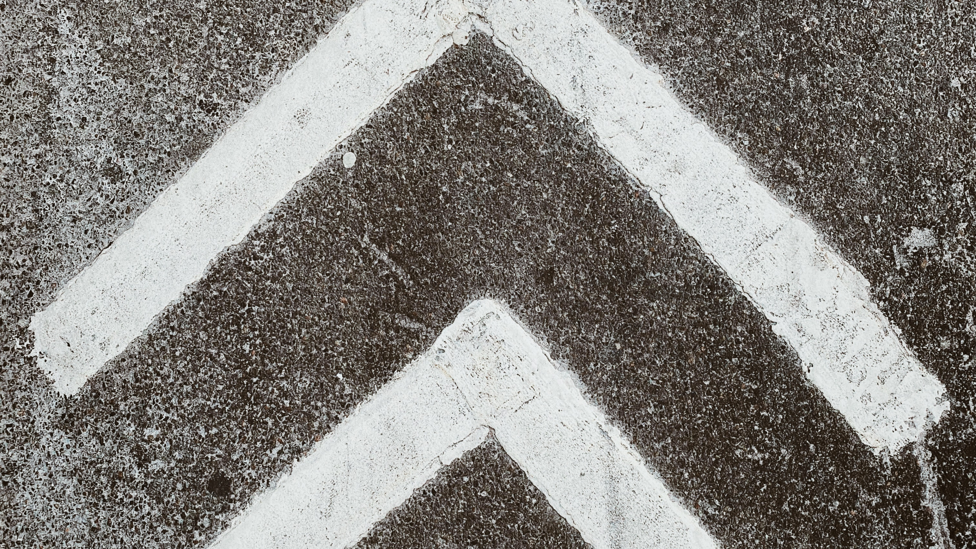 Person Mit Braunen Lederschuhen, Die Auf Grauem Betonpflaster Steht. Wallpaper in 1920x1080 Resolution