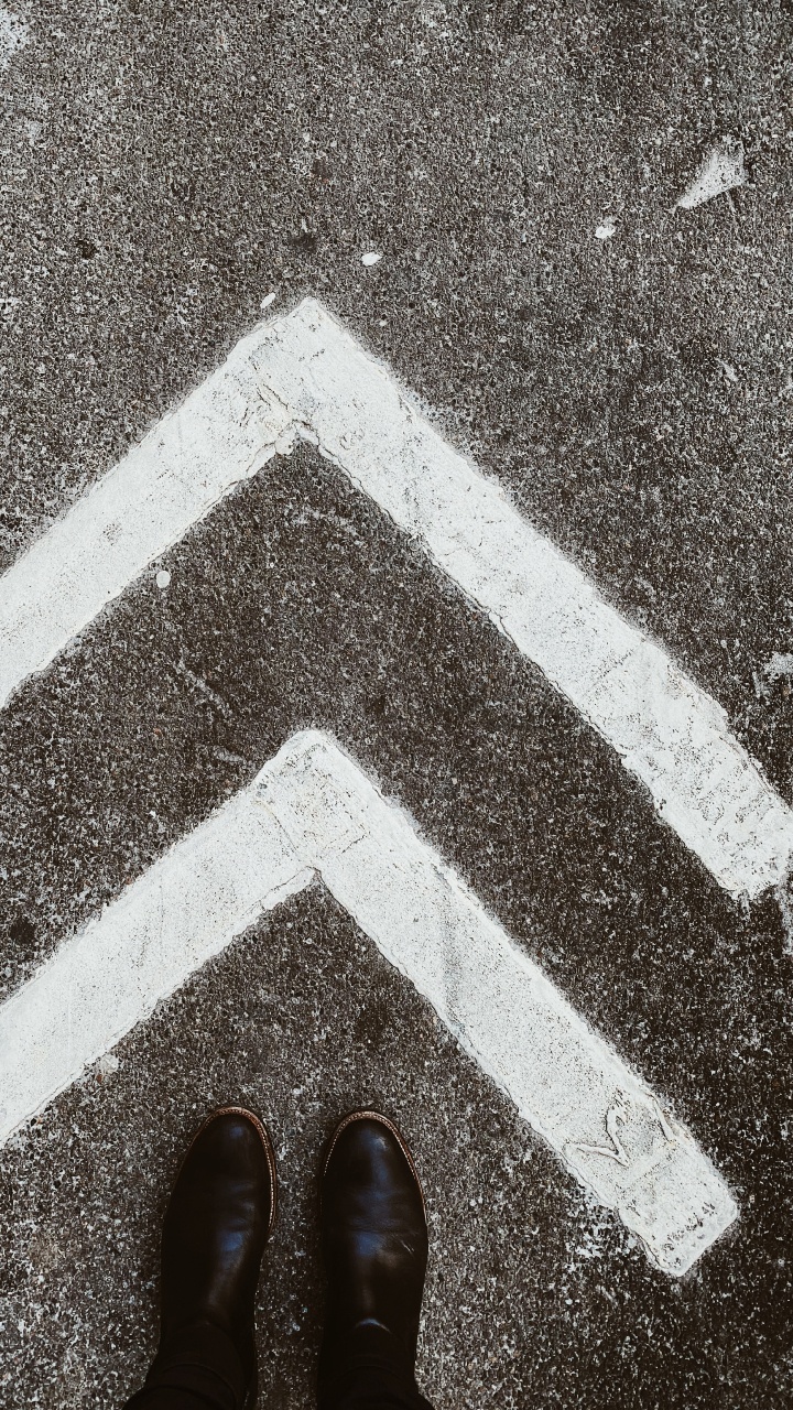 Person Mit Braunen Lederschuhen, Die Auf Grauem Betonpflaster Steht. Wallpaper in 720x1280 Resolution