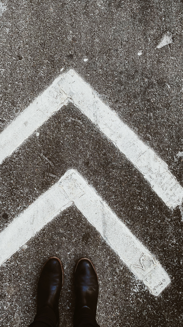 Person Mit Braunen Lederschuhen, Die Auf Grauem Betonpflaster Steht. Wallpaper in 750x1334 Resolution