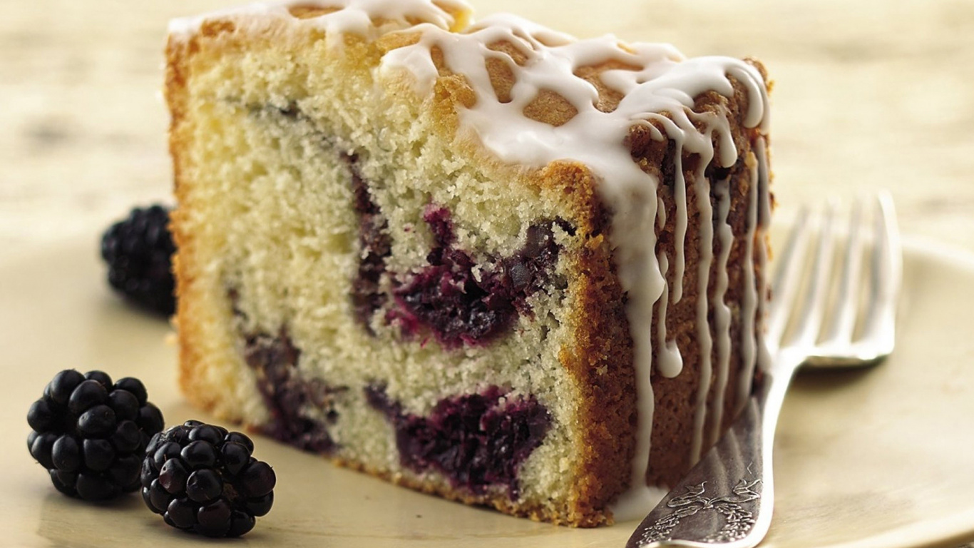 Weißer Und Brauner Kuchen Auf Braunem Holztisch. Wallpaper in 1366x768 Resolution