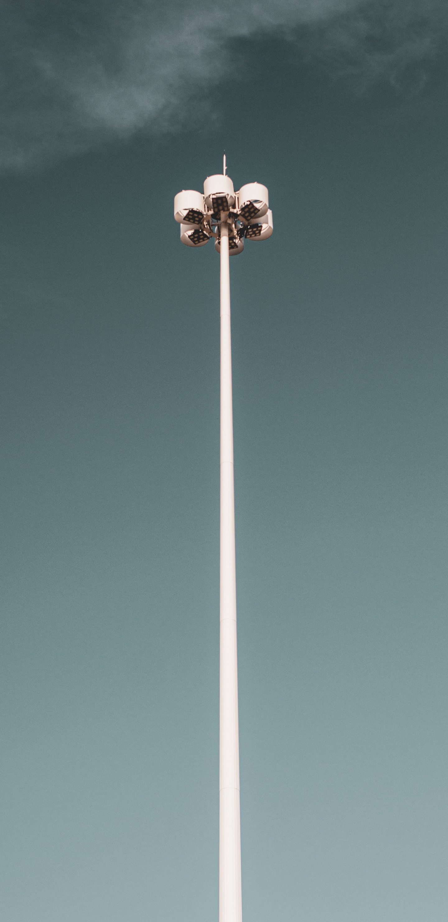 Poste de Metal Blanco Bajo un Cielo Azul. Wallpaper in 1440x2960 Resolution