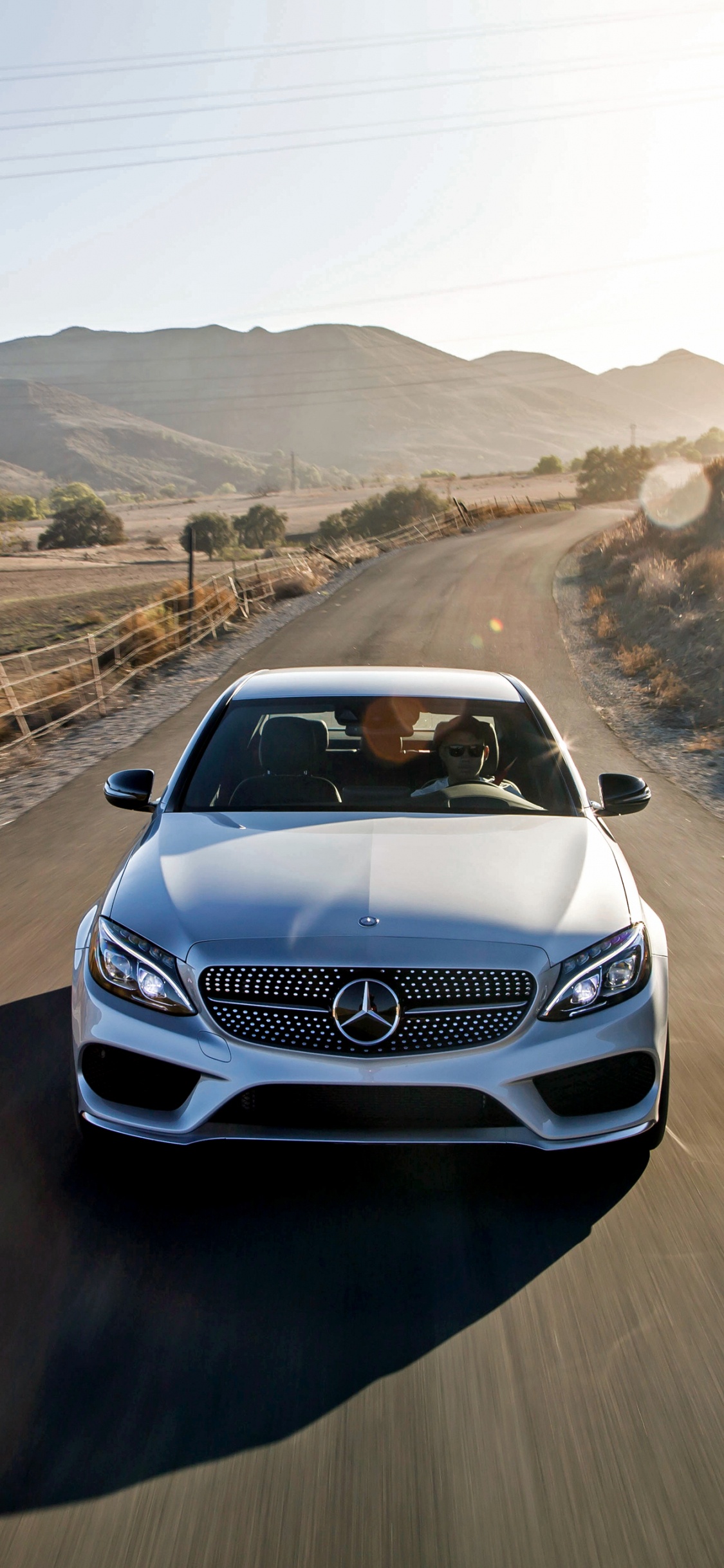 Voiture Mercedes Benz Blanche Sur Route Pendant la Journée. Wallpaper in 1125x2436 Resolution