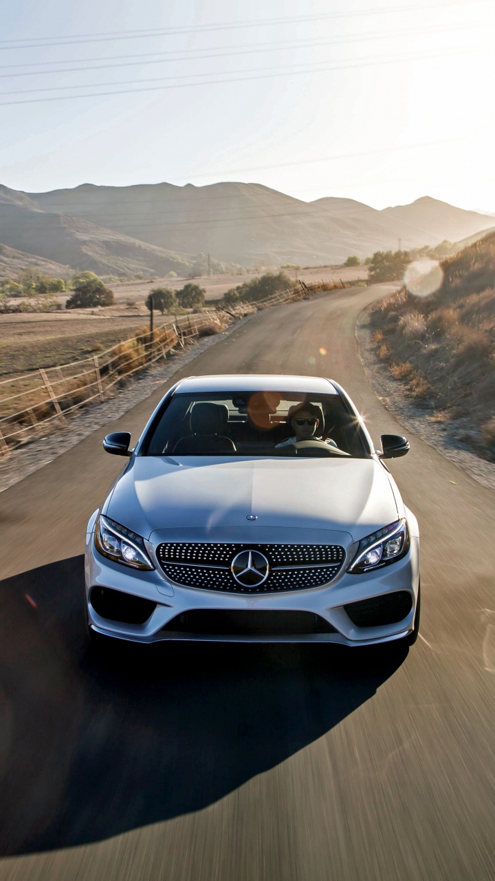 Voiture Mercedes Benz Blanche Sur Route Pendant la Journée. Wallpaper in 720x1280 Resolution