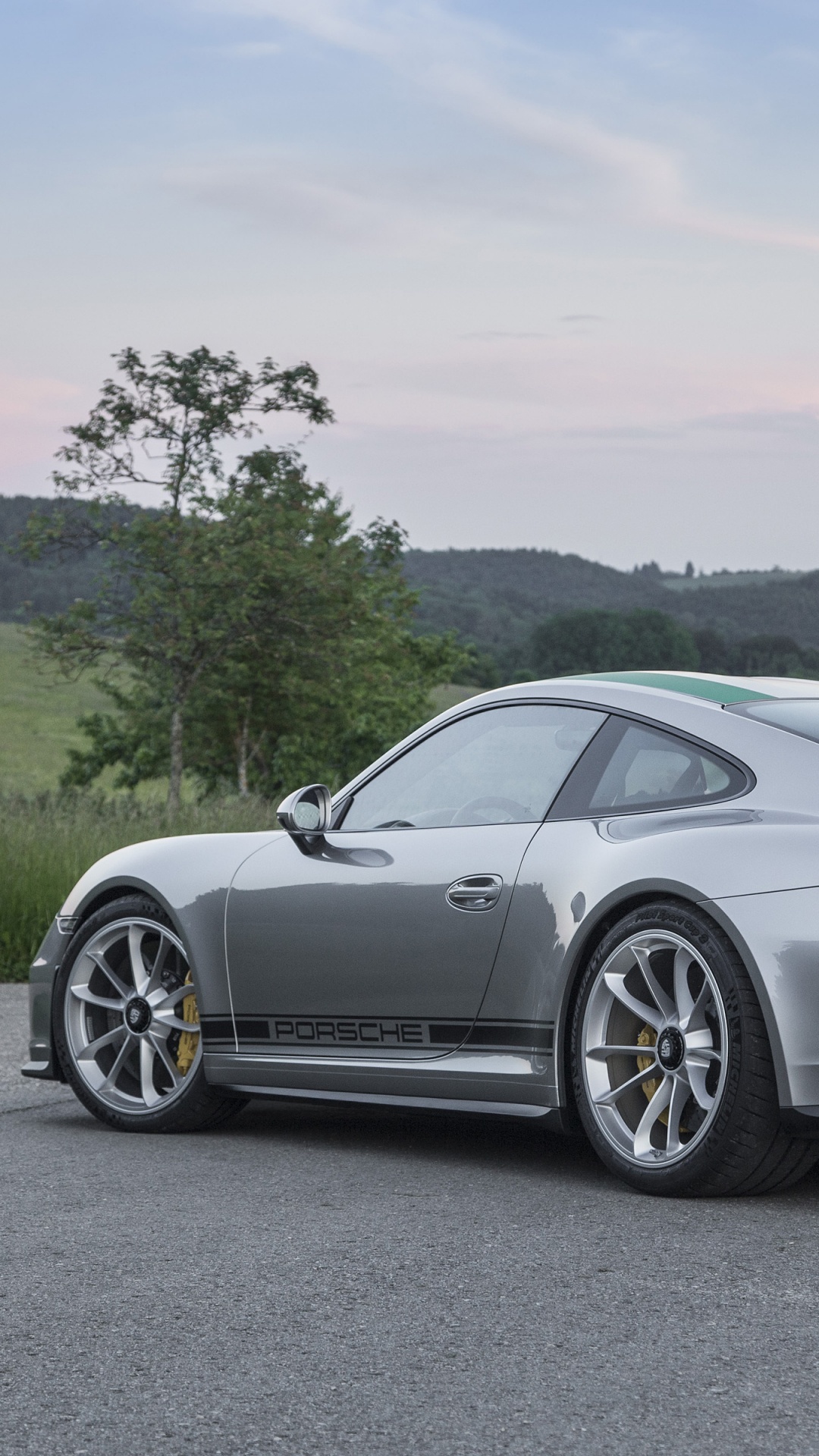 Porsche 911 Negro en la Carretera Durante el Día. Wallpaper in 1080x1920 Resolution