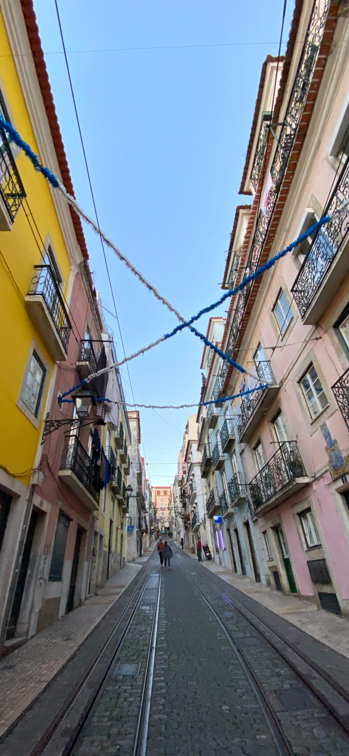Gasse, Road, Stadt, Nachbarschaft, Infrastruktur. Wallpaper in 1125x2436 Resolution