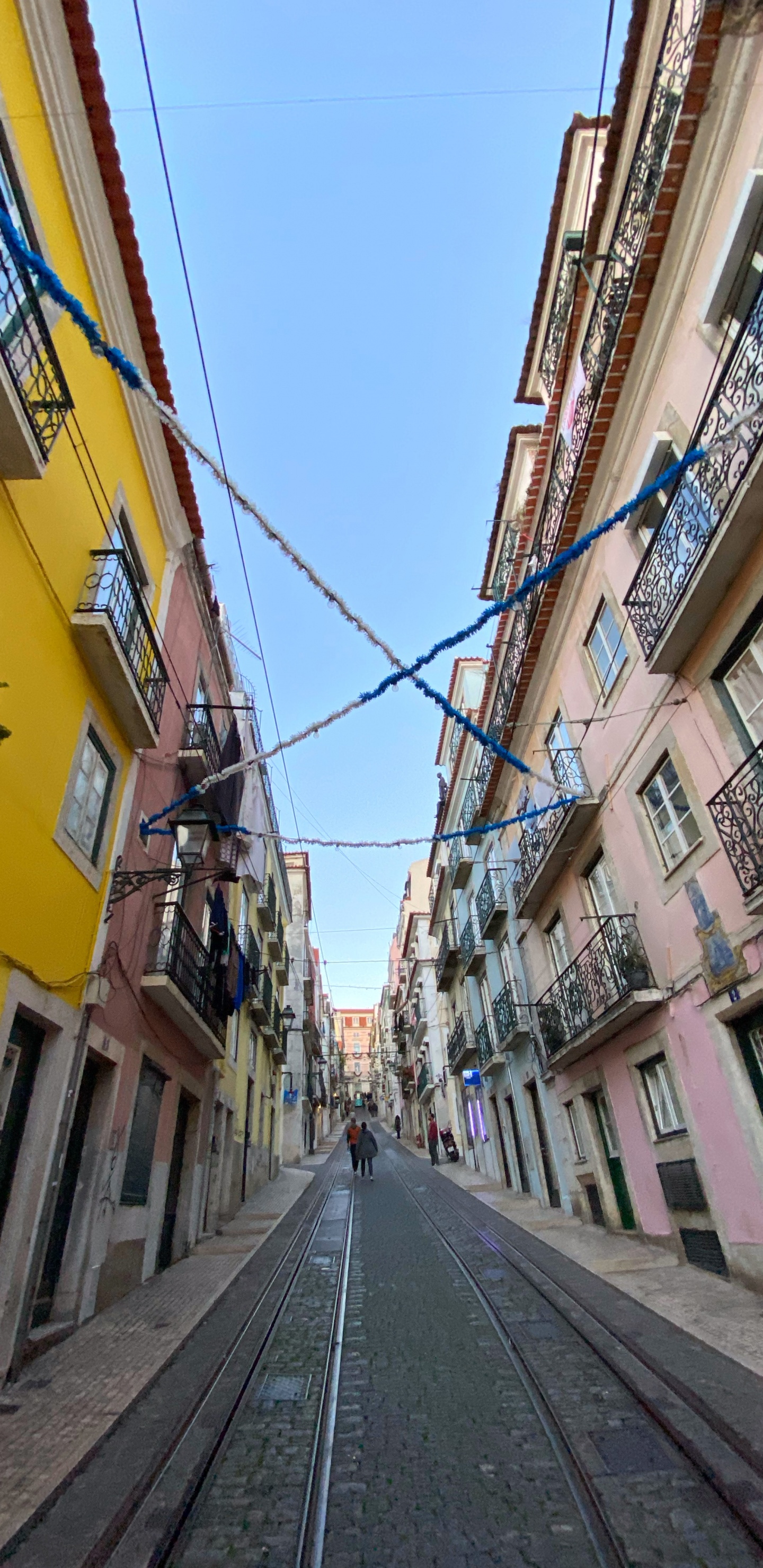 Gasse, Road, Stadt, Nachbarschaft, Infrastruktur. Wallpaper in 1440x2960 Resolution