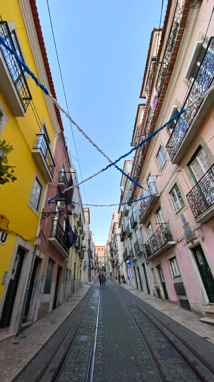 Ruelle, Route, Ville, Quartier, Infrastructure. Wallpaper in 720x1280 Resolution