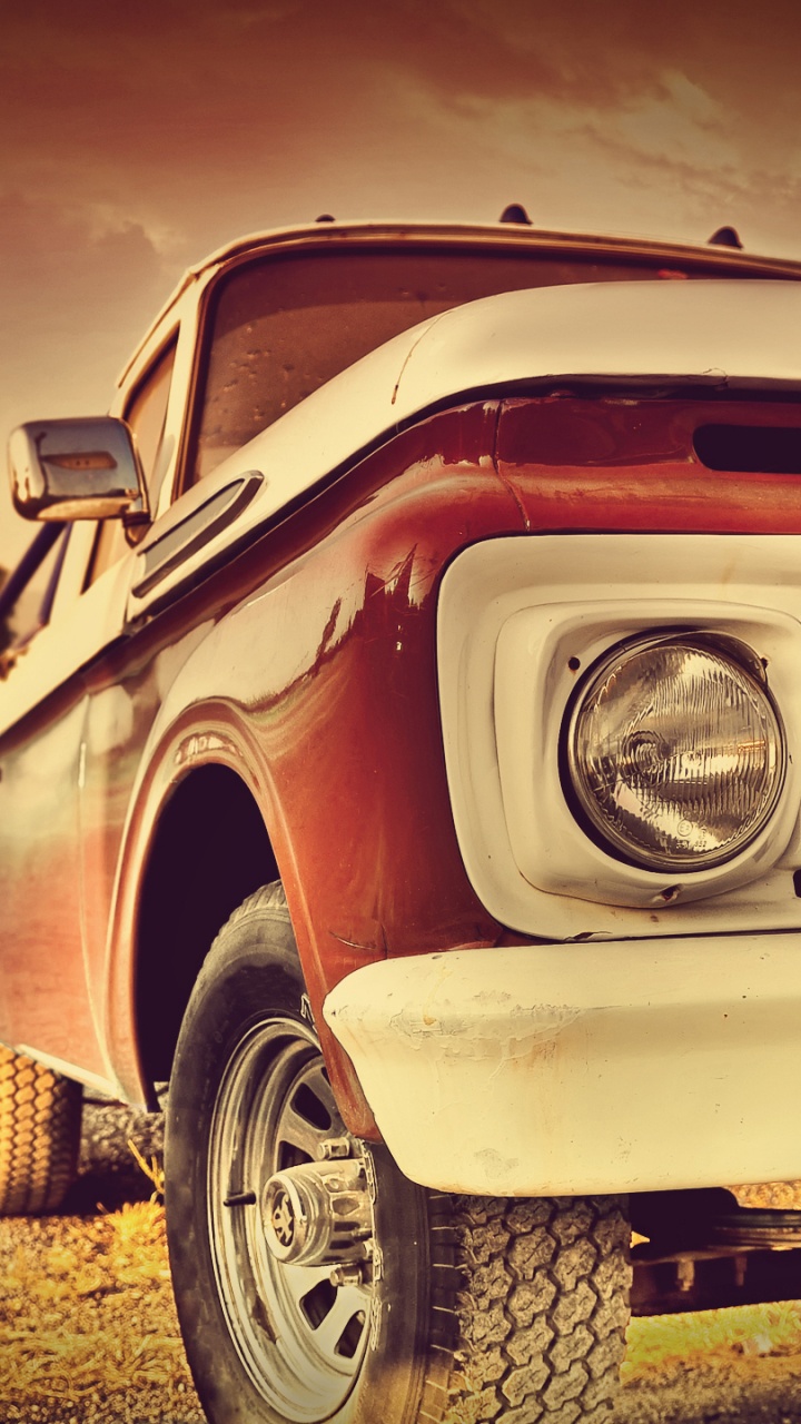 Voiture Brune Sur Sol Brun Pendant le Coucher du Soleil. Wallpaper in 720x1280 Resolution