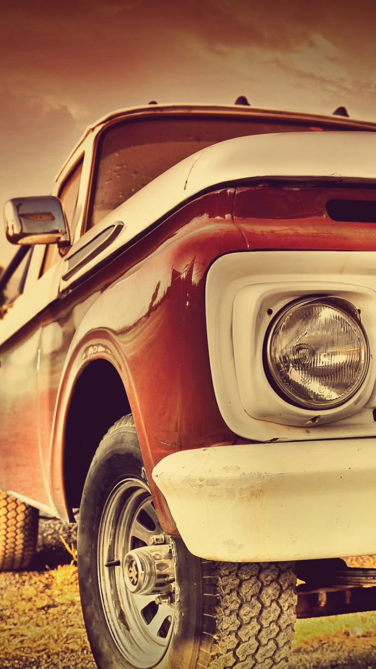 Voiture Brune Sur Sol Brun Pendant le Coucher du Soleil. Wallpaper in 750x1334 Resolution