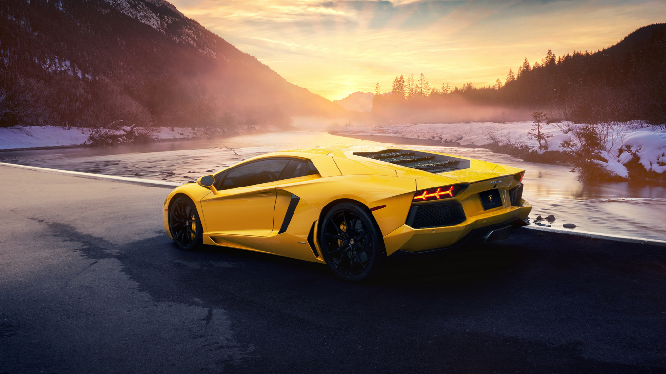 Gelber Lamborghini Aventador Auf Grauem Sand in Der Nähe Von Gewässern Tagsüber. Wallpaper in 1366x768 Resolution